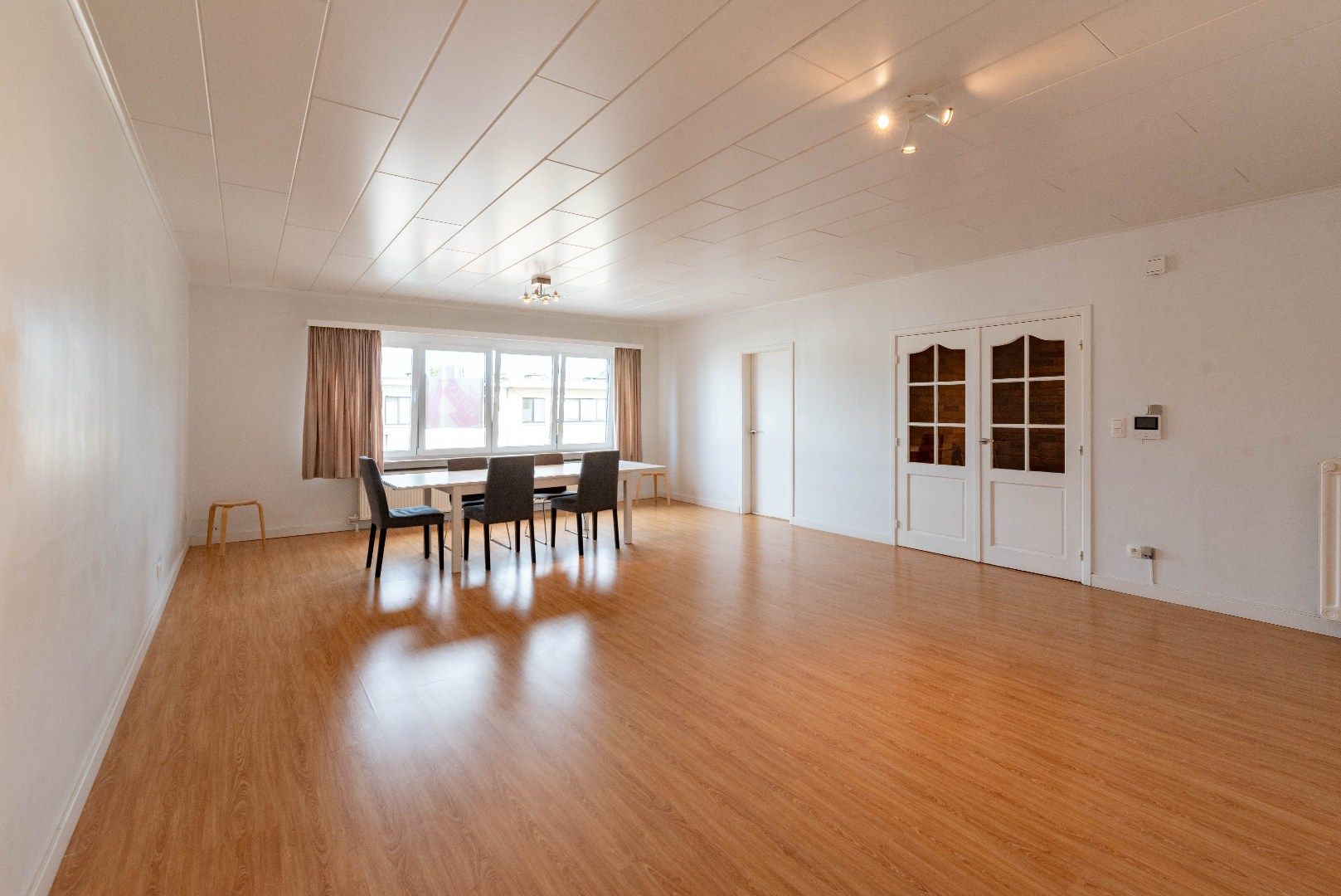 Ruim appartement met twee slaapkamers foto {{pictureIndex}}