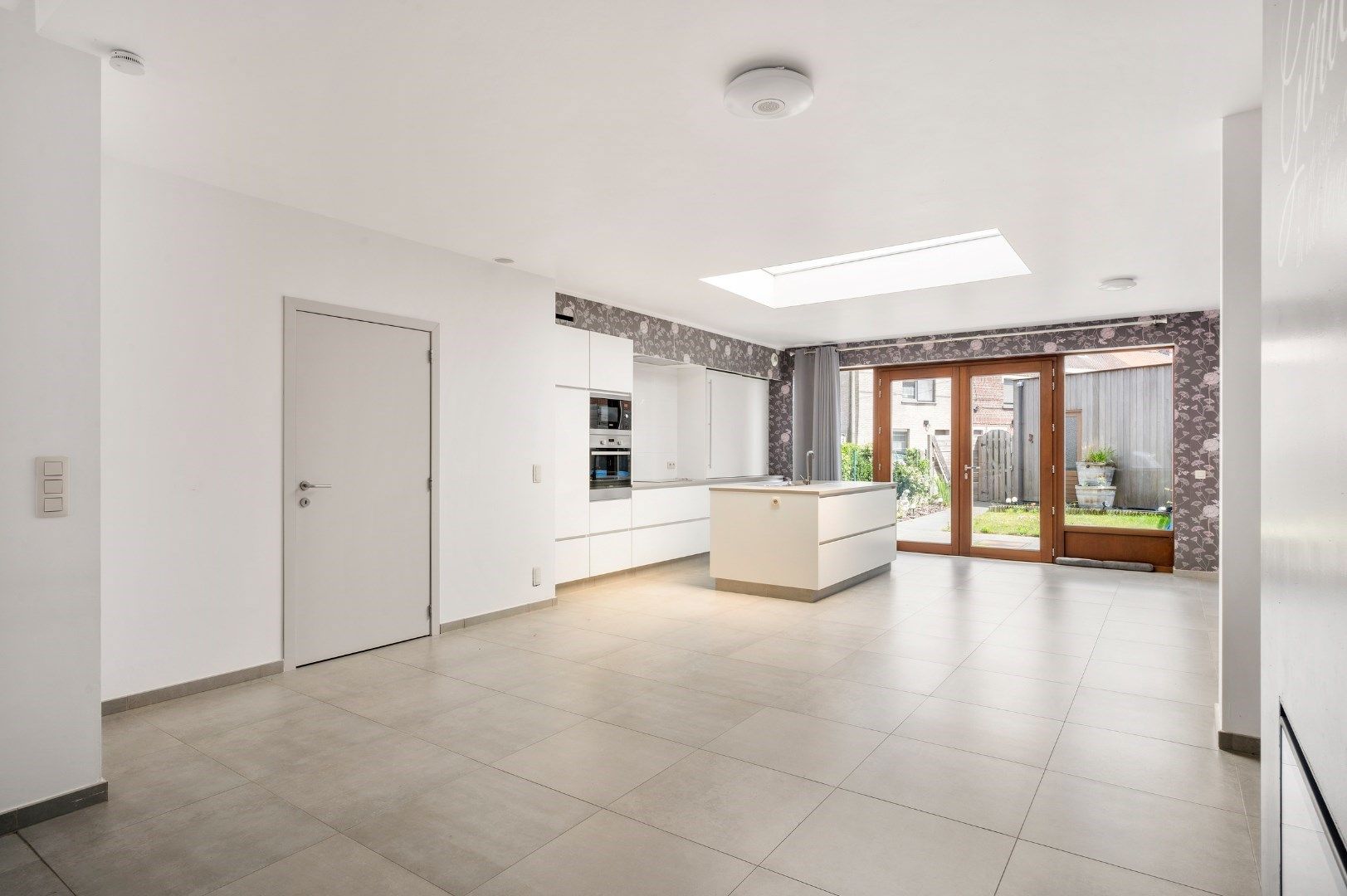 Kwalitatief gerenoveerde rijwoning met tuin, 3 slaapkamers en 2 badkamers op toplocatie in Menen foto 6
