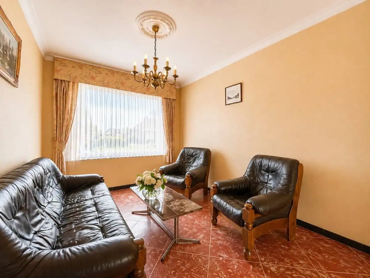 Rumbeke - Te renoveren woning met tuin, garage en uitweg achteraan foto 5