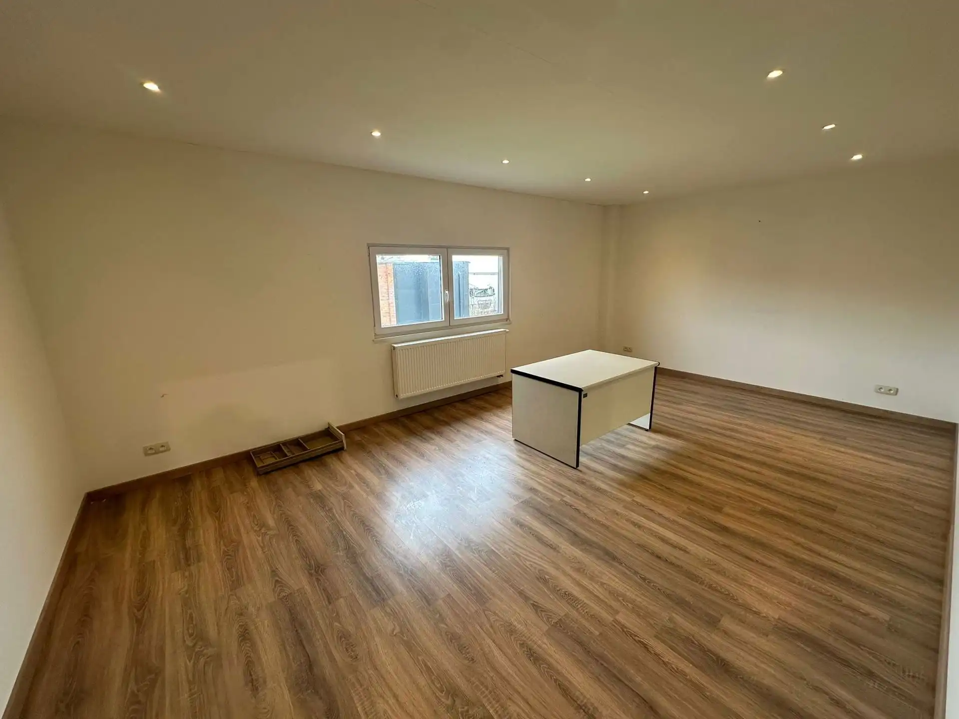 Magazijn + kantoor te huur foto 14