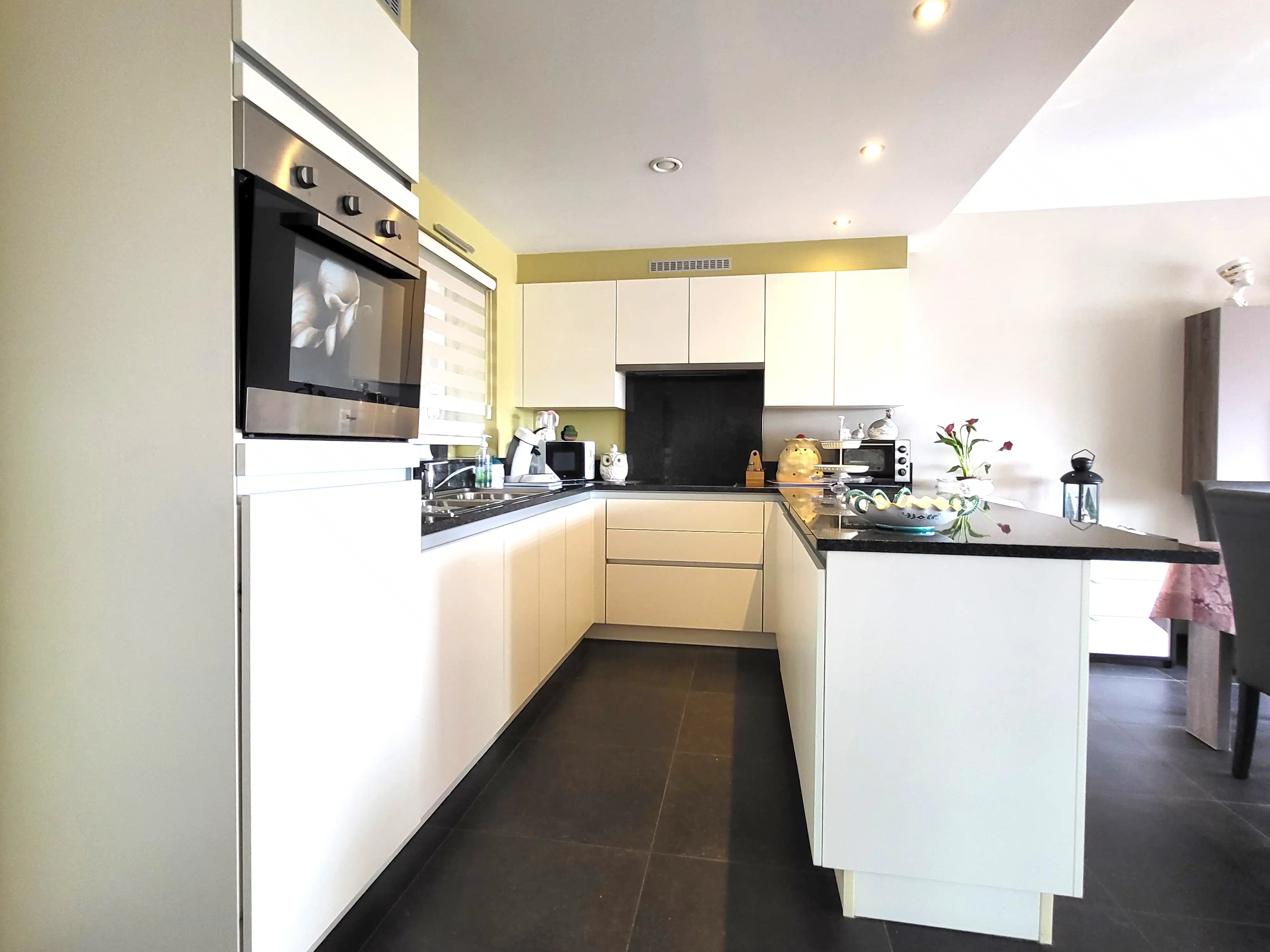 Instapklaar en energiezuinig appartement (66 m²) met zuidgerichte terrassen, ideaal gelegen in een rustige dorpsomgeving op wandelafstand van winkels, openbaar vervoer en scholen.  foto 15