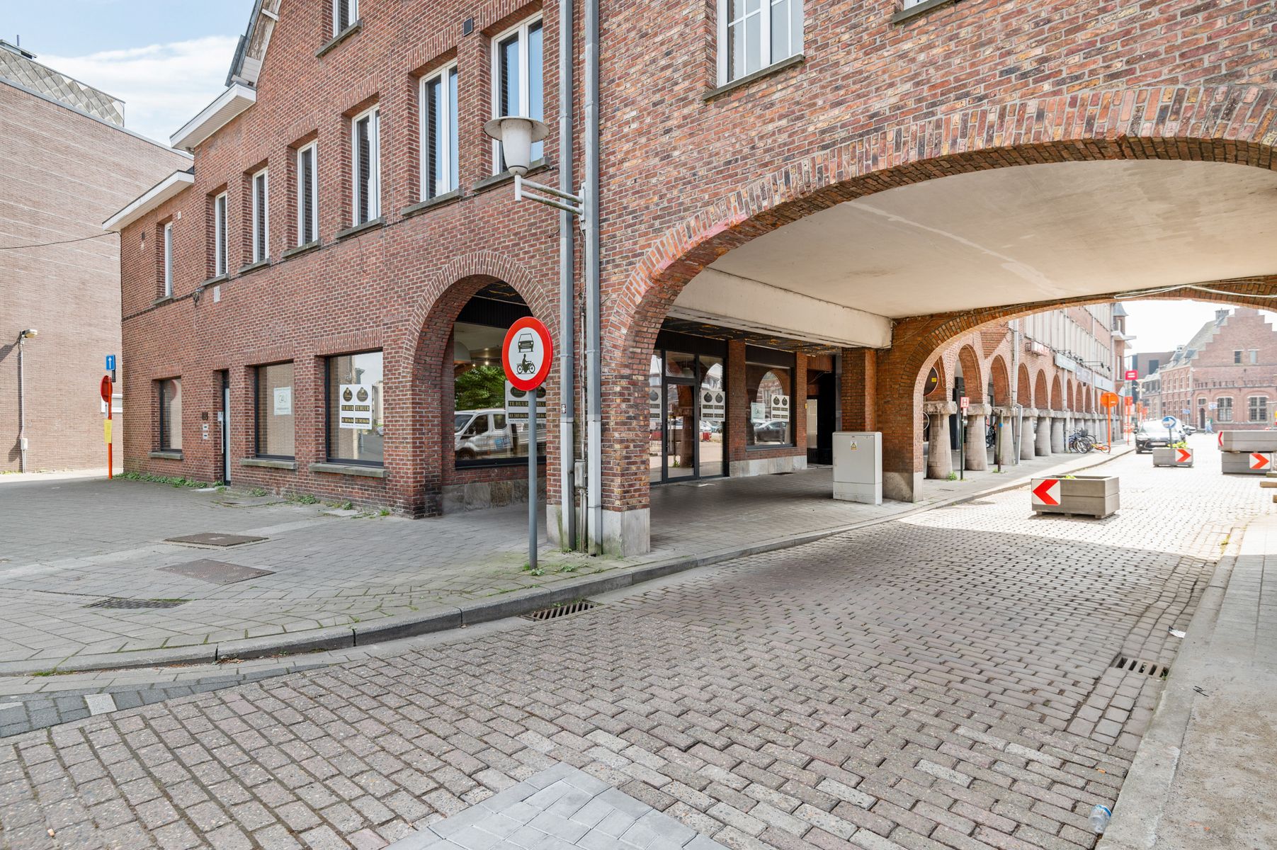 Ruim handelspand van ca. 165 m² op een commerciële locatie. foto {{pictureIndex}}