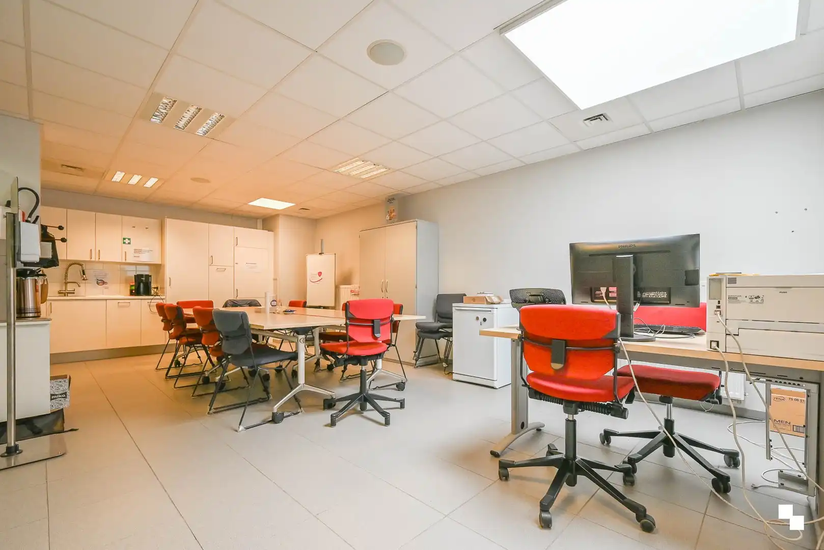 Deels ingerichte handelsruimte op toplocatie te Sint-Andries foto 18