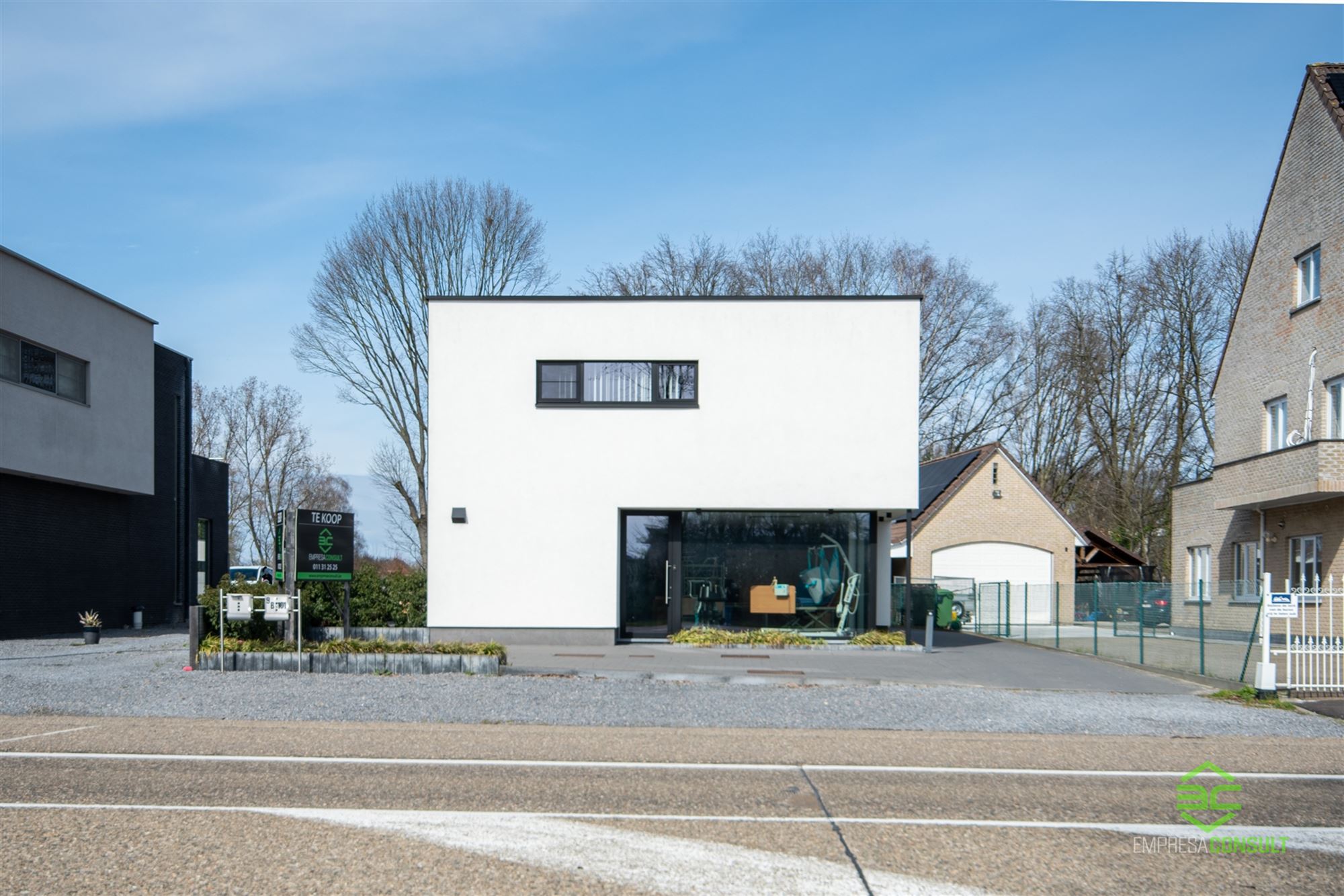 Toonzaal met appartement en 2 ruime garages op een topligging! foto 2