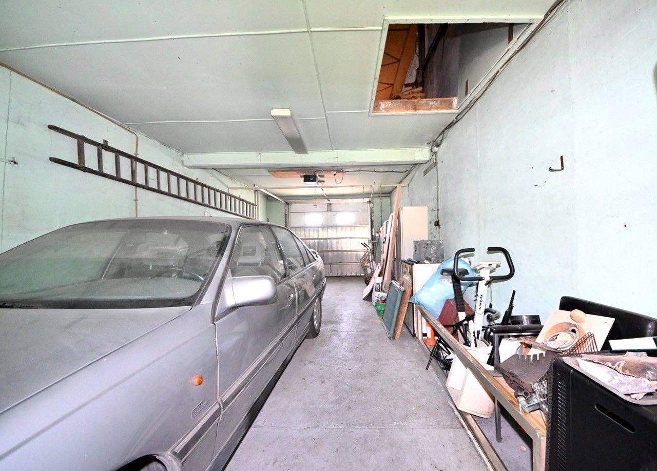 Te renoveren woning met 3 slaapkamers en dubbele garage. foto 13