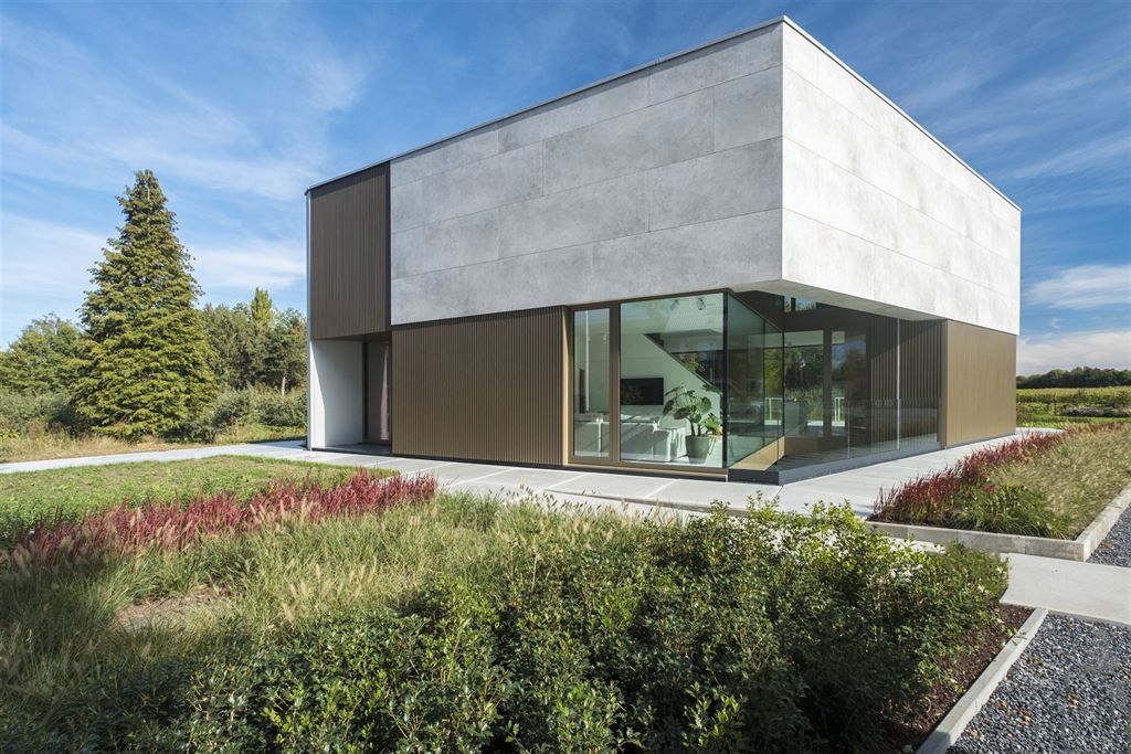 Strakke en moderne villa met high-end afwerking foto {{pictureIndex}}