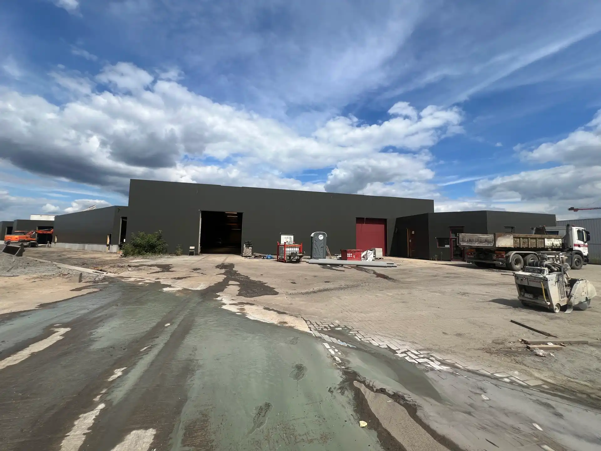 Bedrijfsgebouw op toplocatie in Houthalen, direct aan de E314 foto 2