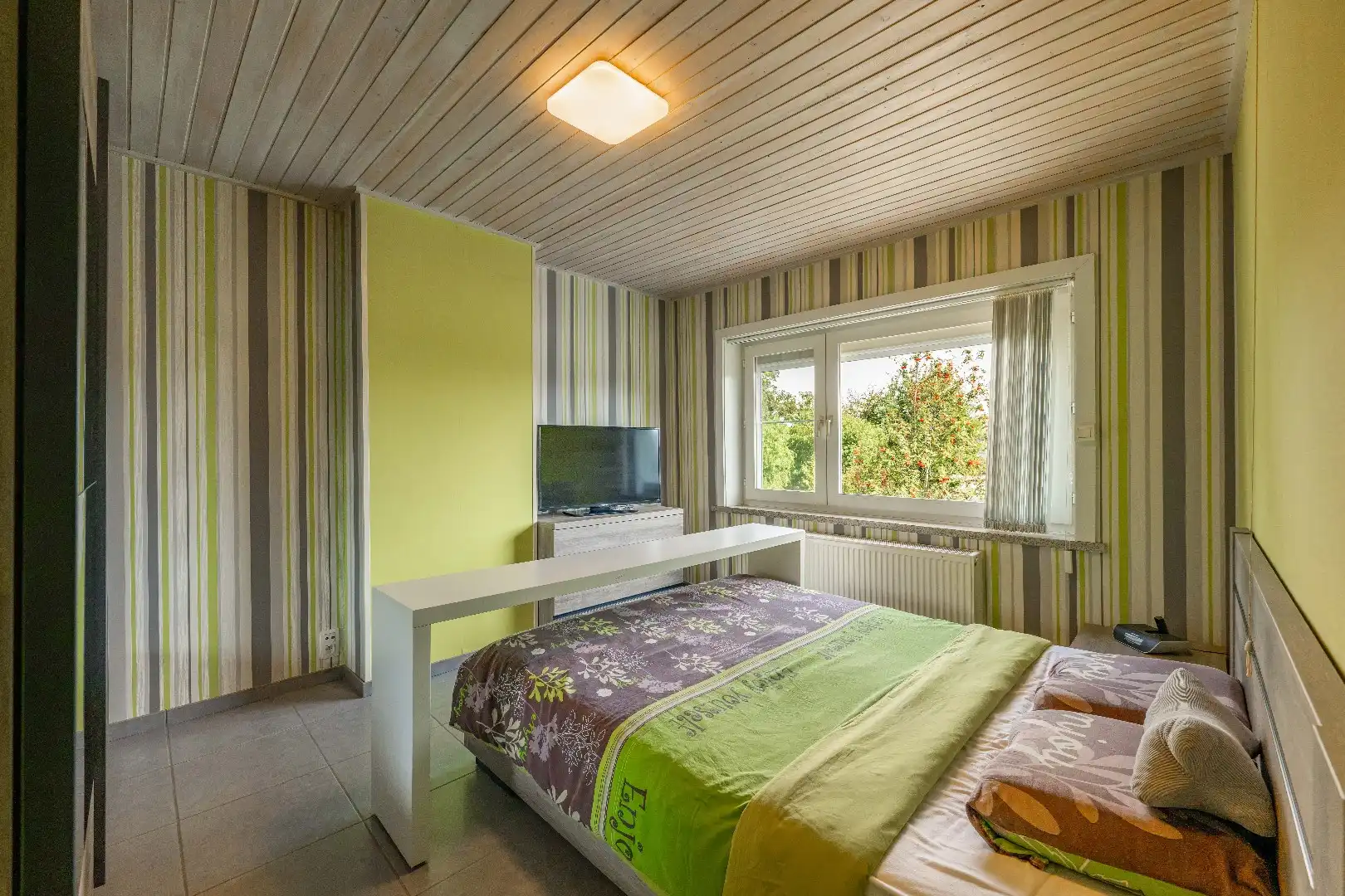 VERRASSEND RUIME, INSTAPKLARE WONING MET 2 GARAGES TE PITTEM foto 14