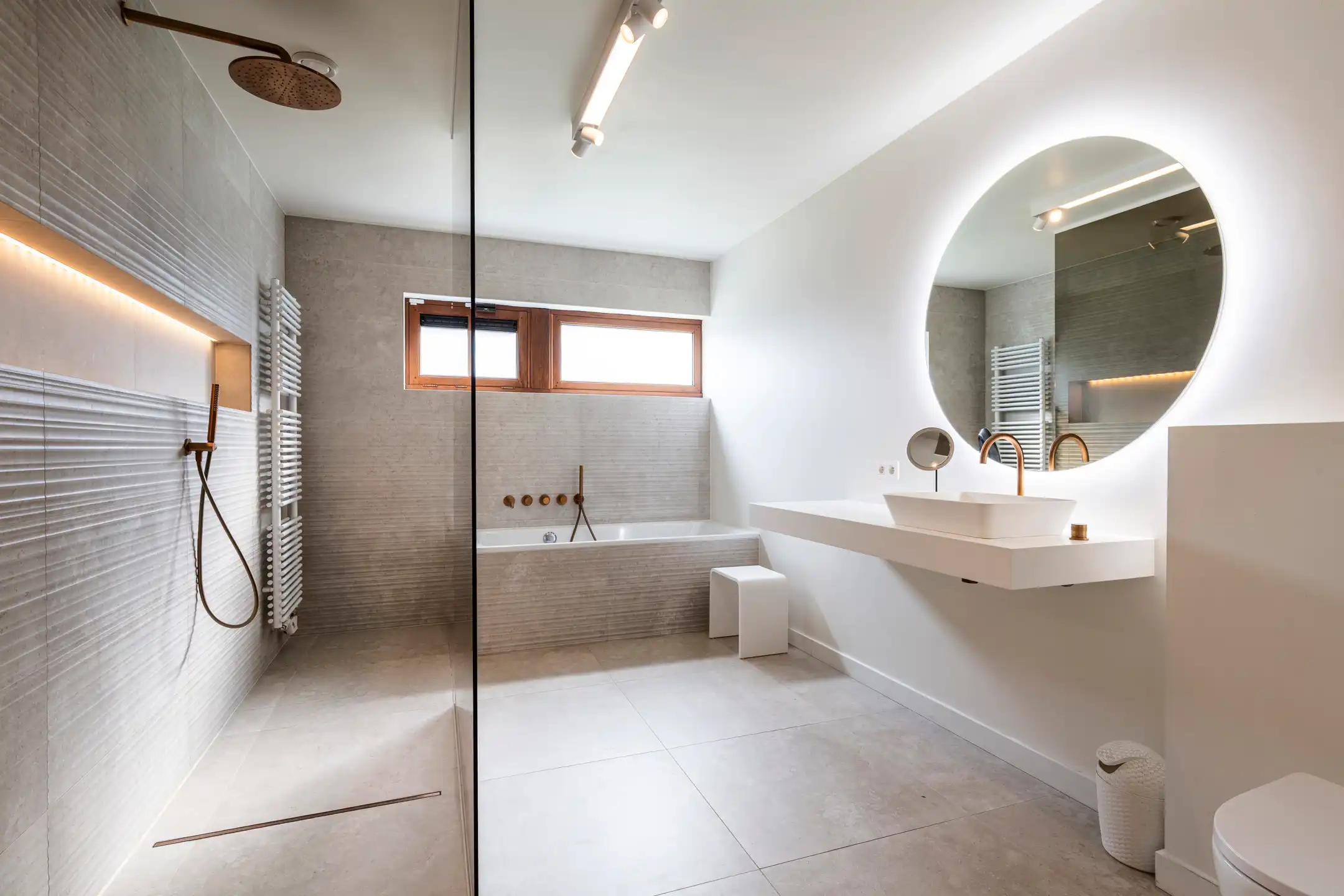 Ruime, recent gerenoveerde villa met 5 slpks op 2.430 m² foto 10