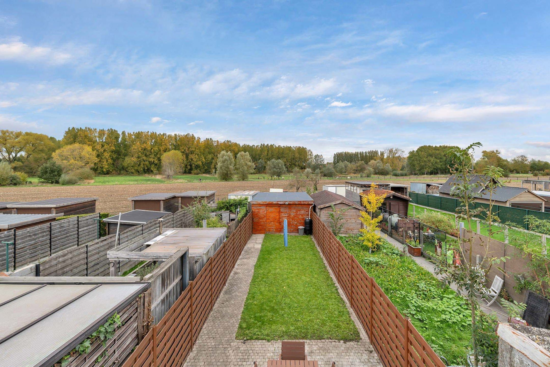 Instapklare gesloten woning met achteruitweg en garage  foto 14