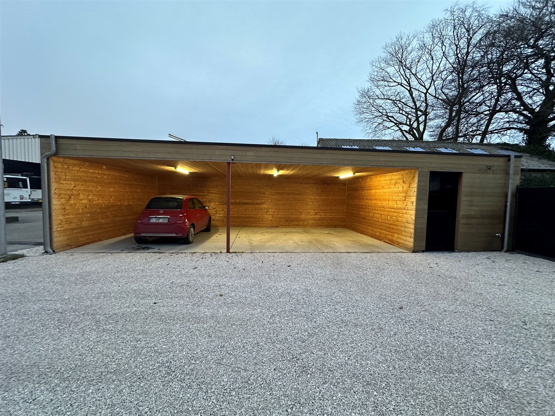 Carport en parkeerplaats te koop foto 1