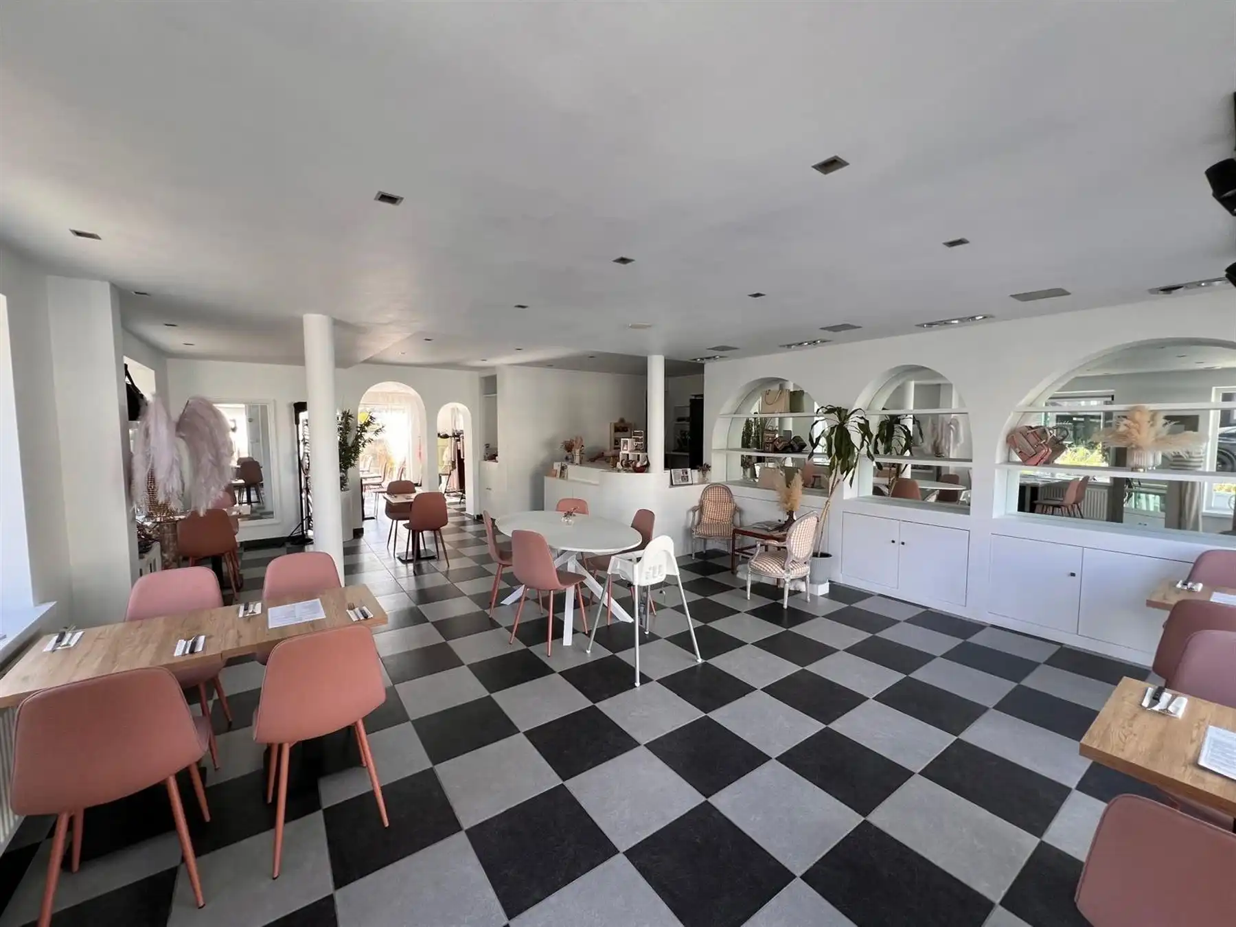 Brunchbar/Boetiek op toplocatie met terras, tuin & parking! foto 2