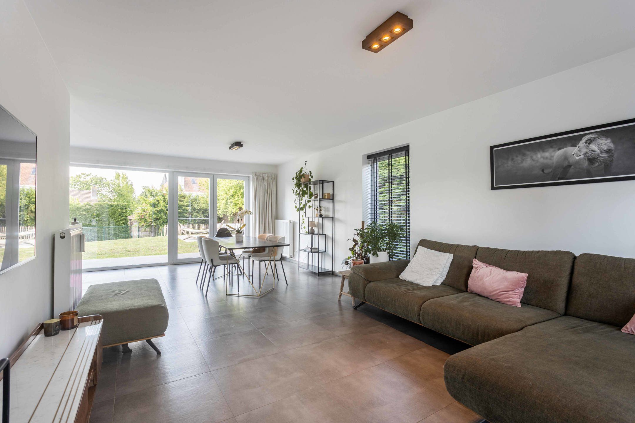 Recente (nieuw)bouwwoning  op een gunstige locatie foto 4