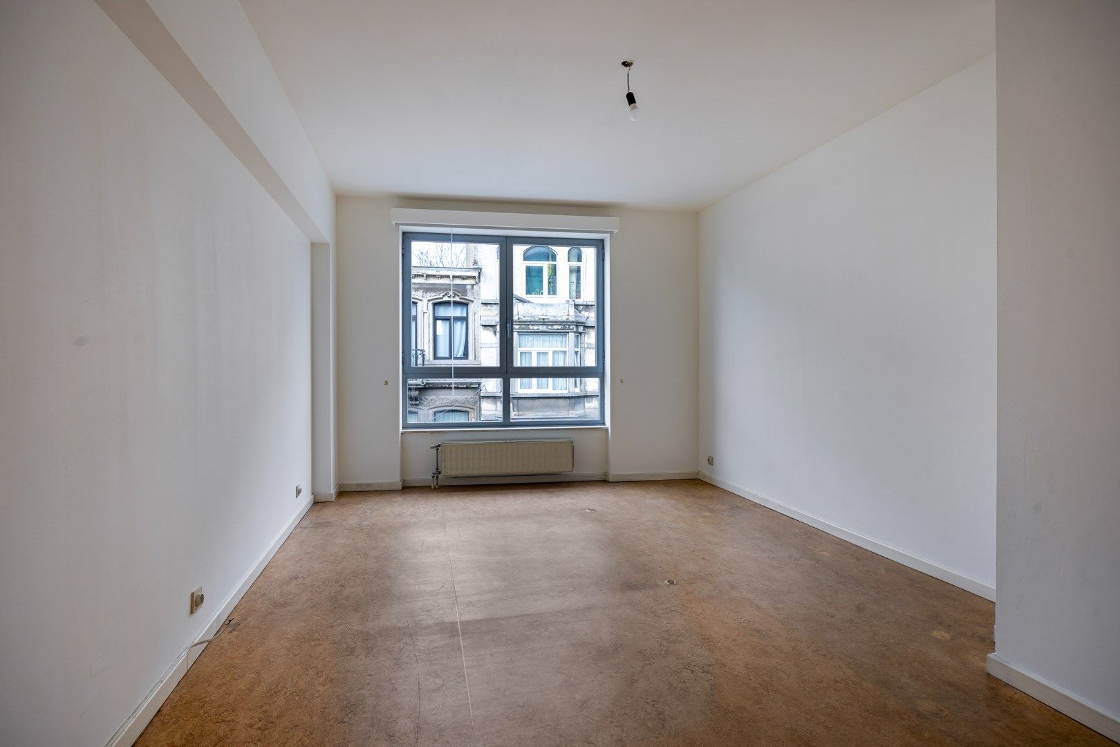 Op te frissen 1-slaapkamer-appartement in het bruisende Schaarbeek foto 13