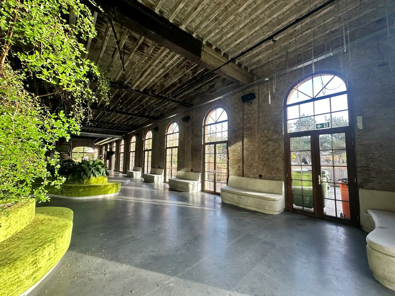 Horecapand met terras aan Park Spoor Noord foto 6