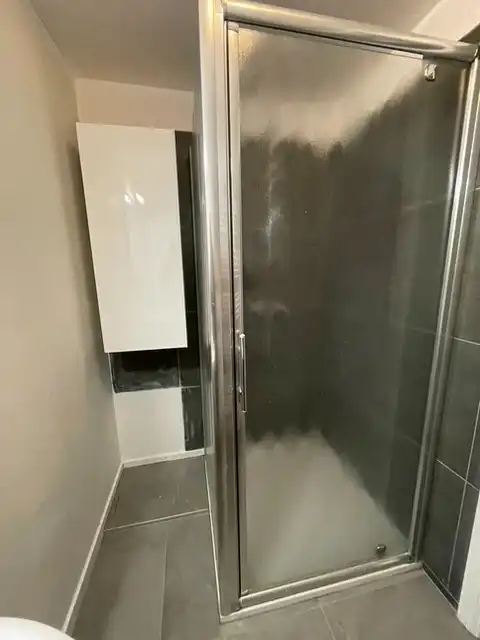 Ongemeubeld appartement met twee slaapkamers. Aan de achterkant van de Zeedijk. foto 10