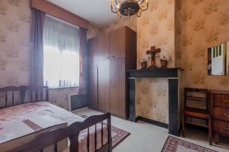Te renoveren, centraal gelegen woning met 2 slaapkamers (4 mogelijk), tuin en oprit. foto 18
