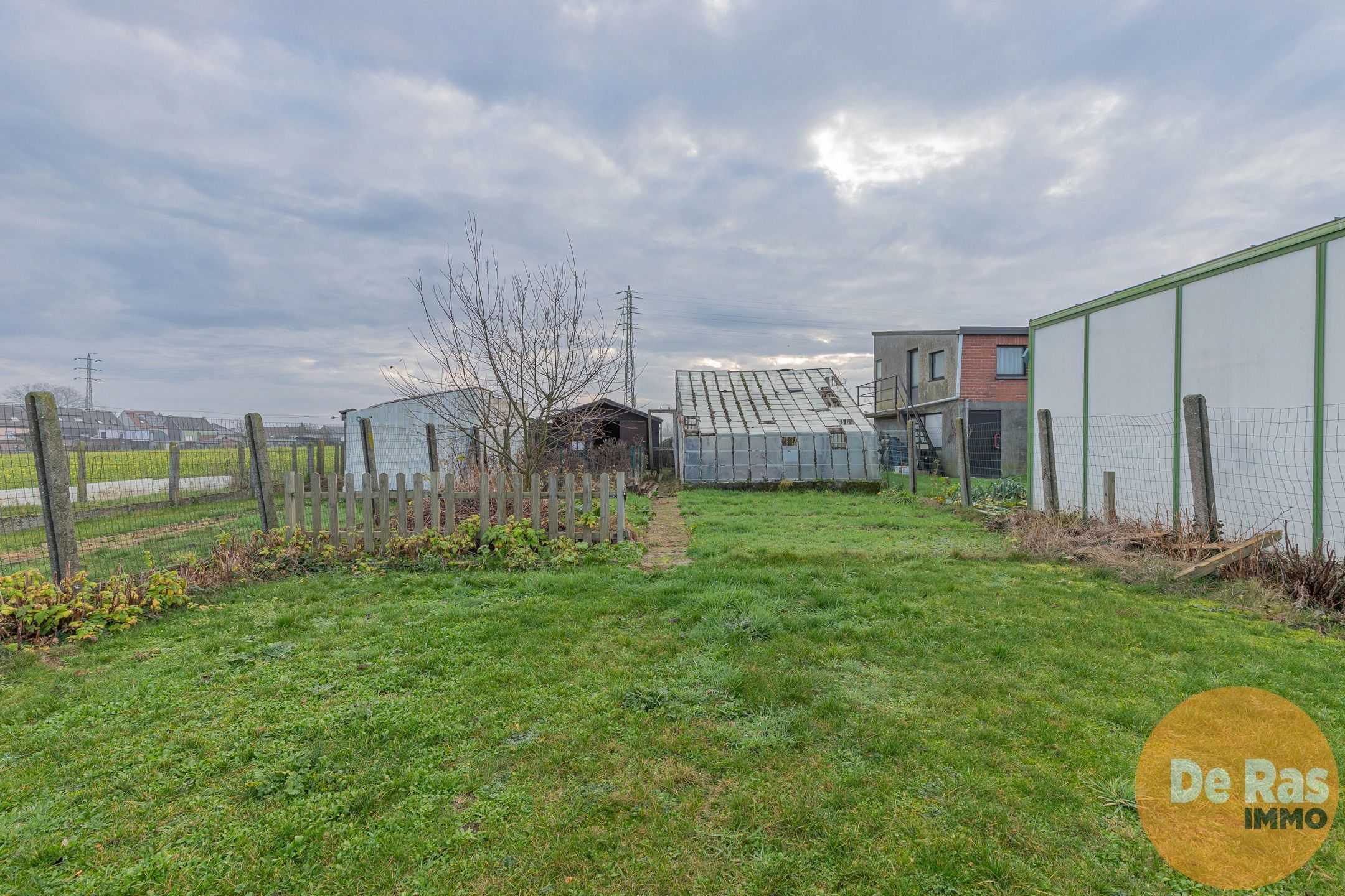 HILLEGEM - Stevige halfopen bebouwing op een rustige locatie foto 18