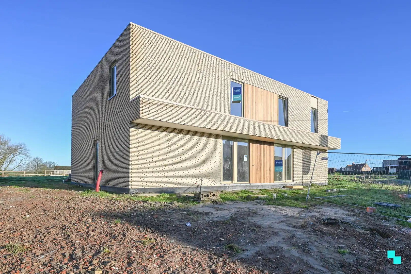 Halfopen nieuwbouwwoning met landelijke verzichten foto {{pictureIndex}}