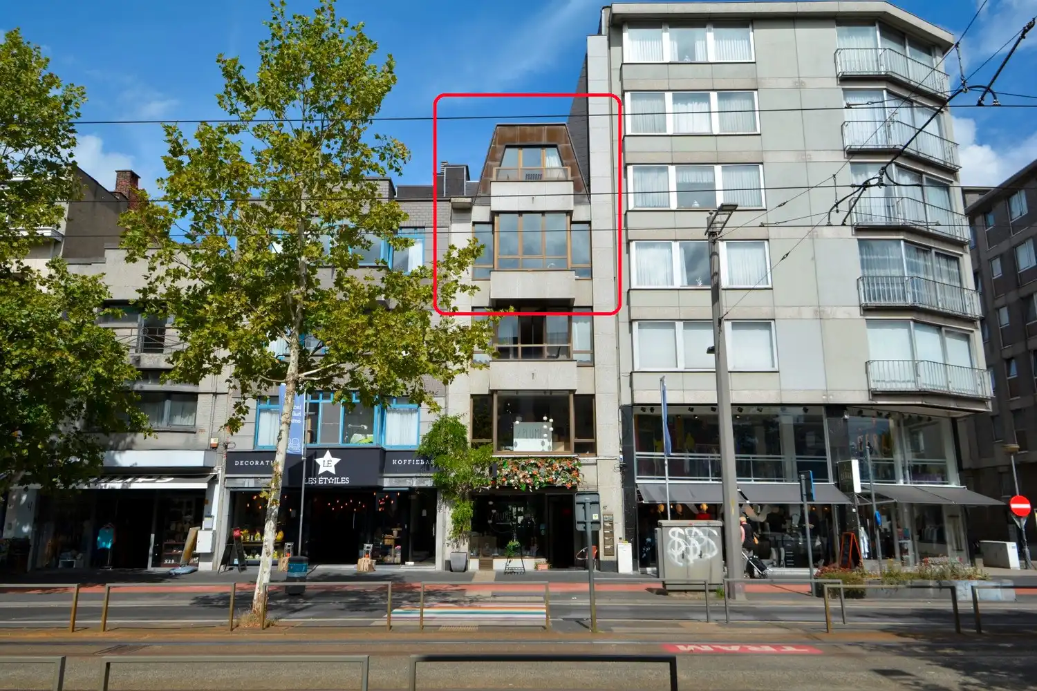 GERENOVEERD APPARTEMENT MET 2 SLK EN 2 RUIME TERRASSEN! foto {{pictureIndex}}