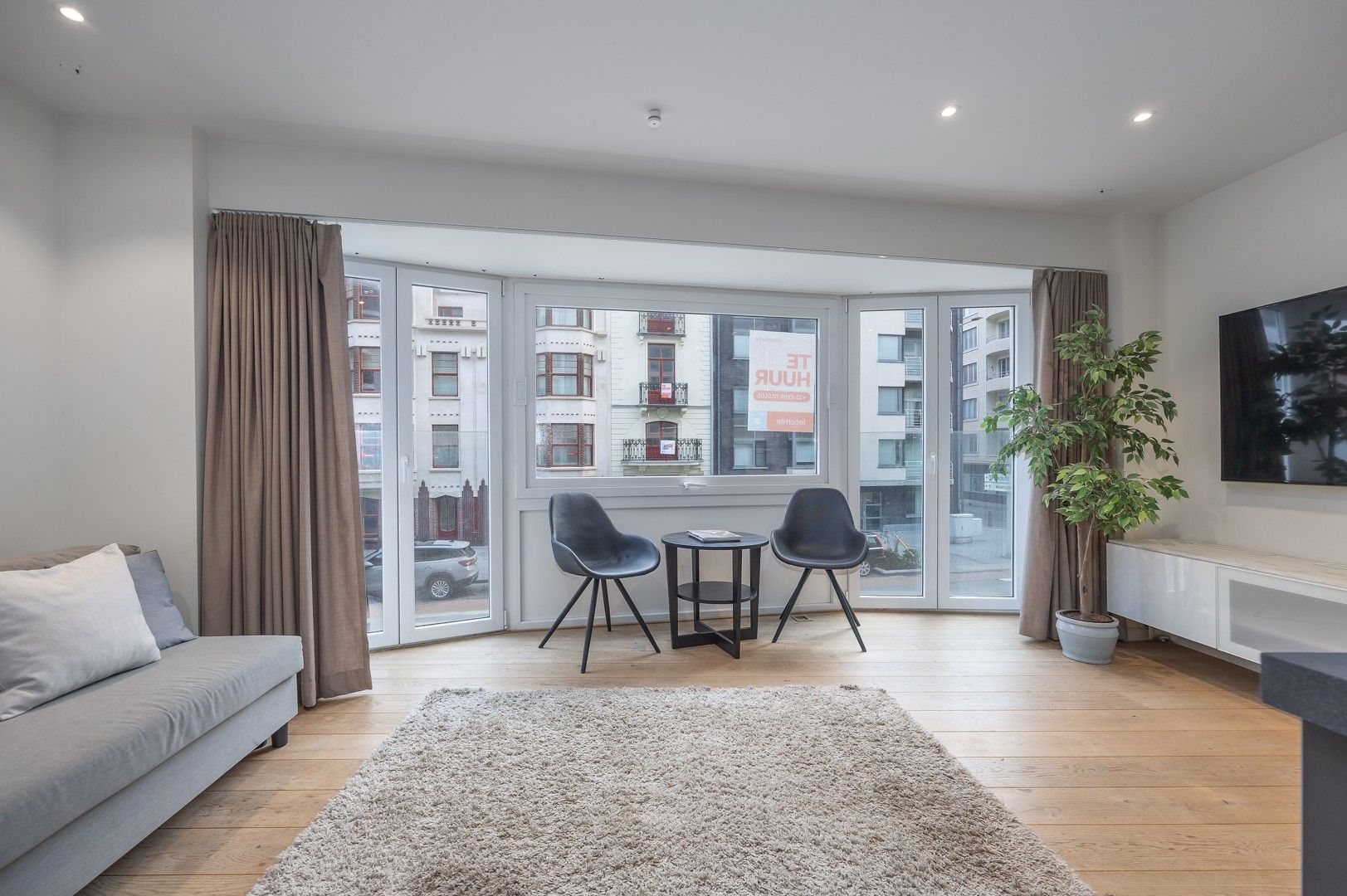 PRACHTIG, GEMEUBELD APPARTEMENT MET 2 SLAAPKAMERS NABIJ HET BRUISEND STADSCENTRUM foto 3