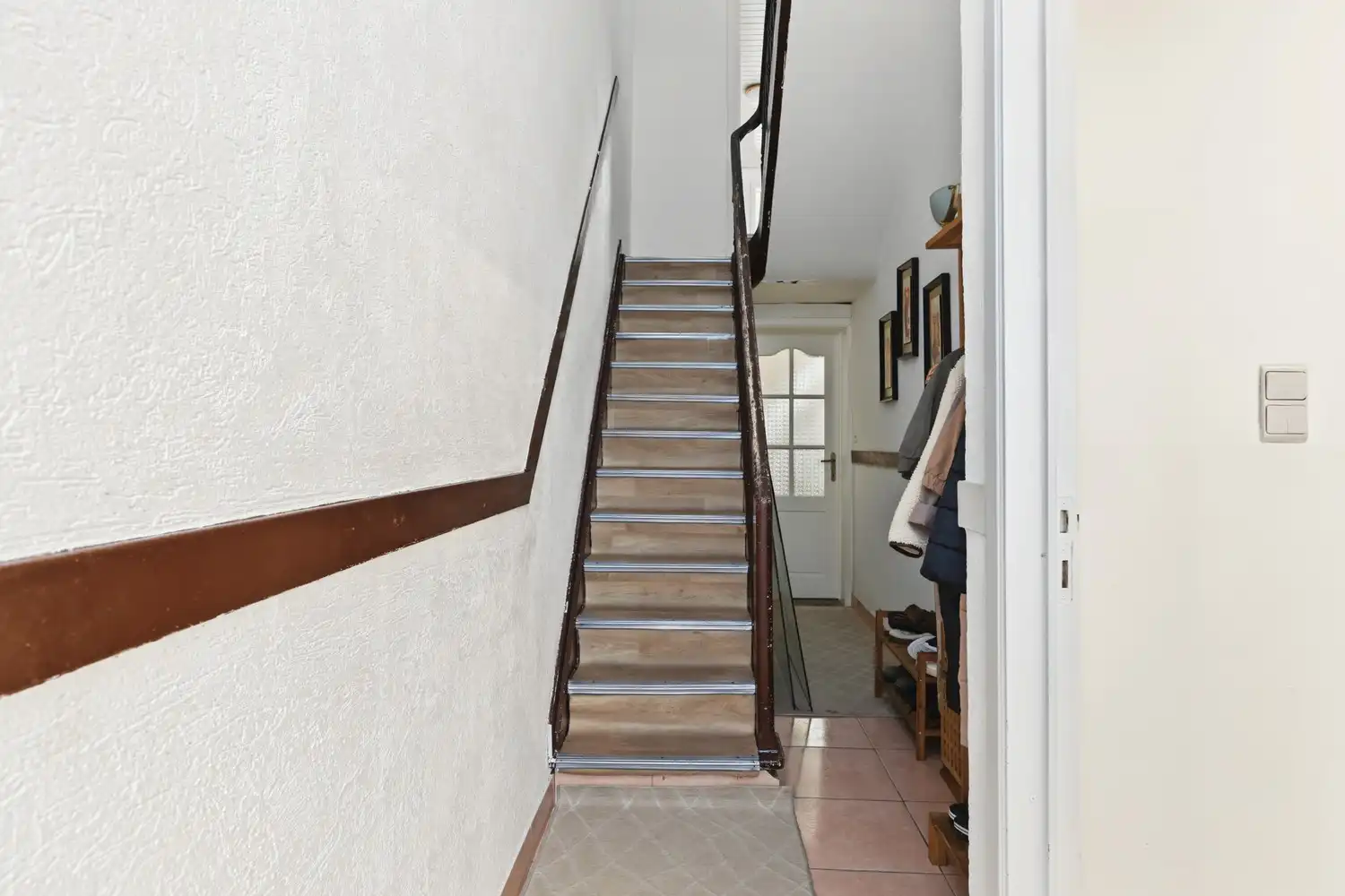 Te renoveren woning met 5 slaapkamers, 2 badkamers en ruime tuin! foto 6