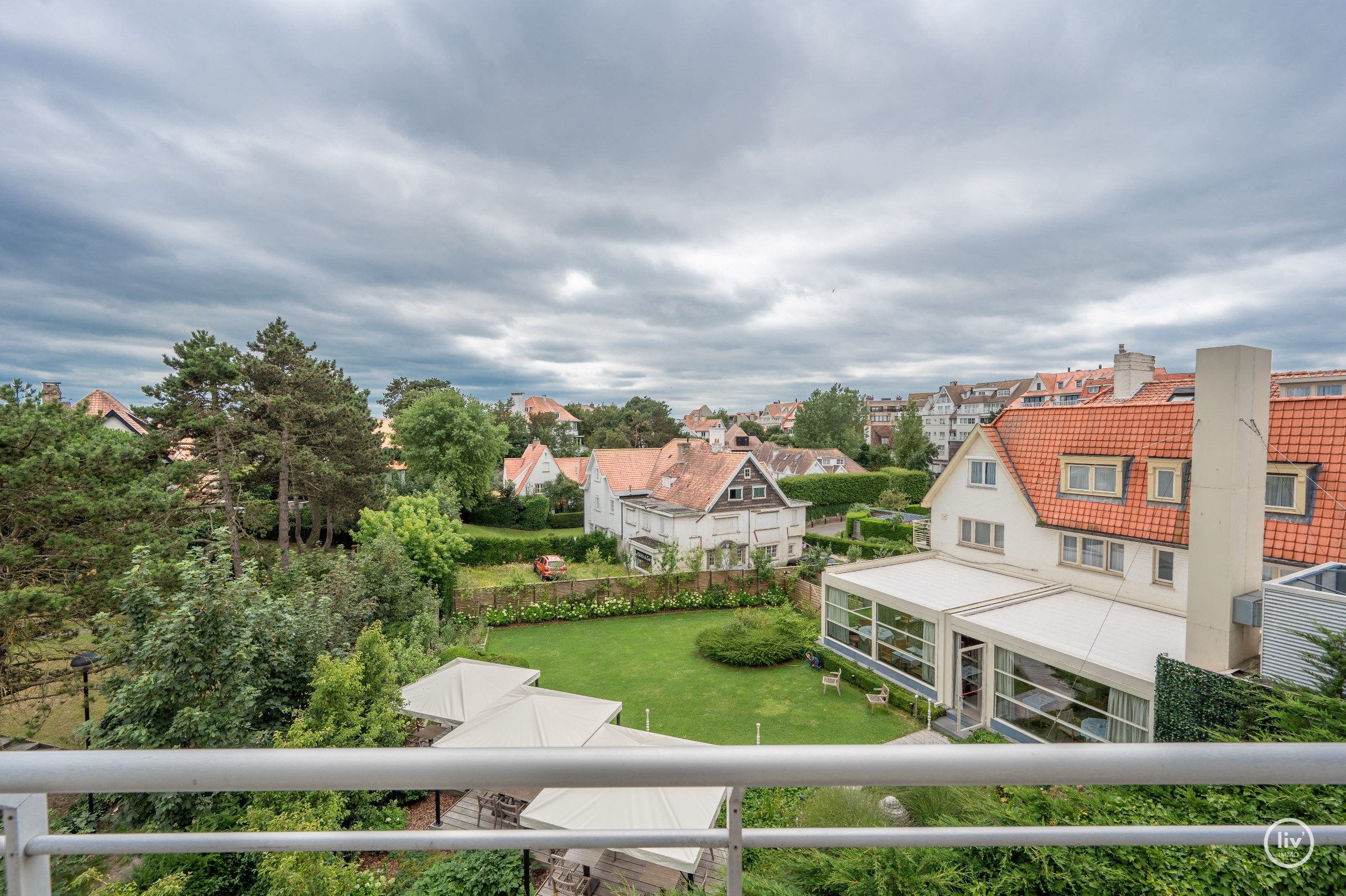 Luxueus gerenoveerd en tevens zuidgericht hoekappartement in een villa residentie te Kustlaan gelegen op 50m van de zeedijk. Open zicht ! garage mogelijk in het foto 16