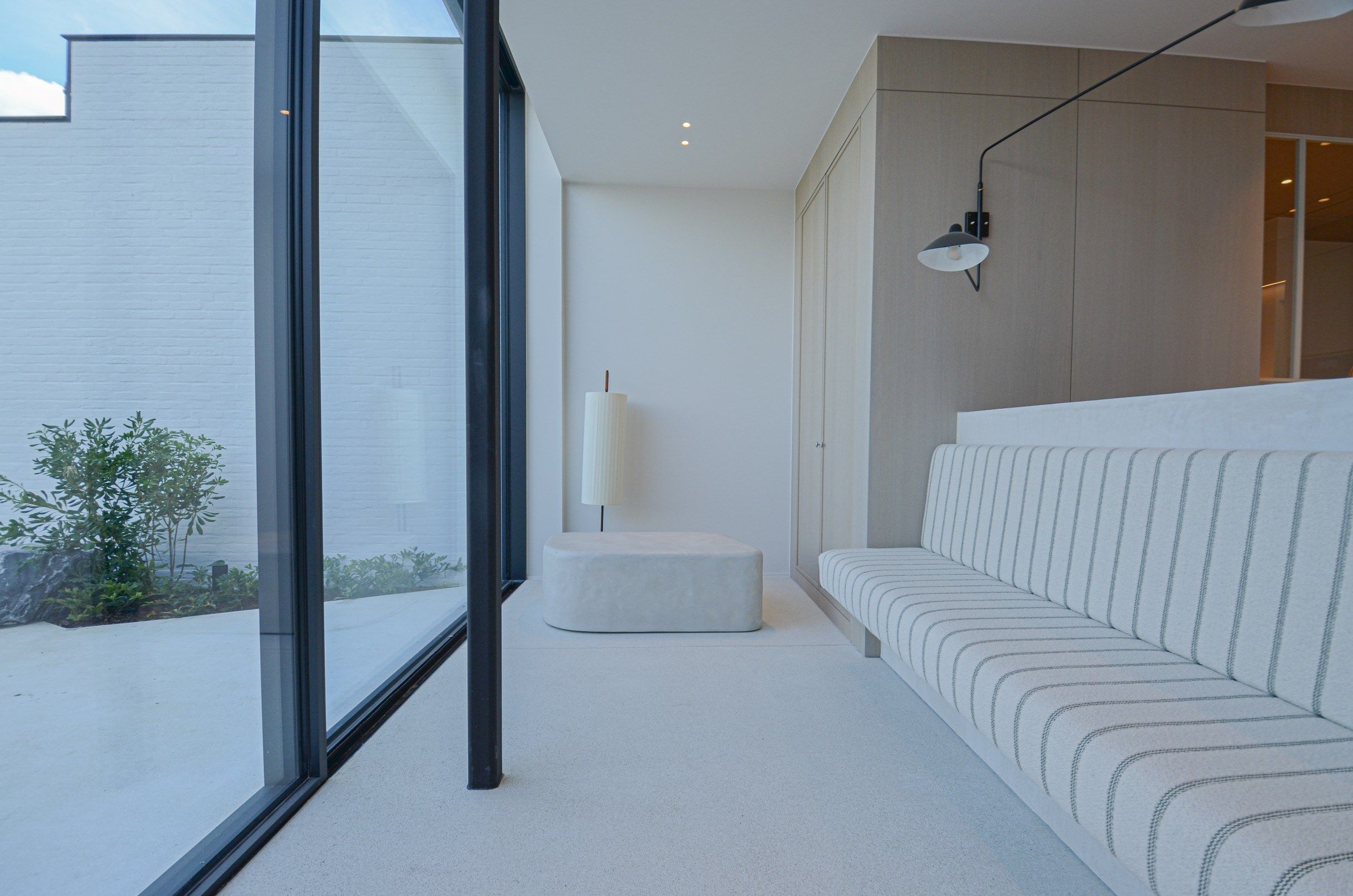 Exclusieve  nieuwbouwwoning afgewerkt met buitengewone materialen en design. foto 45