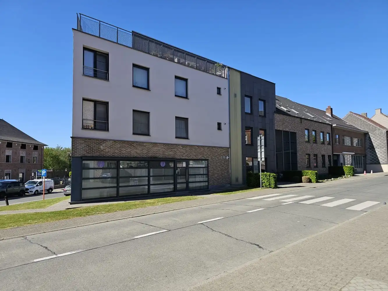 Zeer ruim appartement met terras + garage foto 3