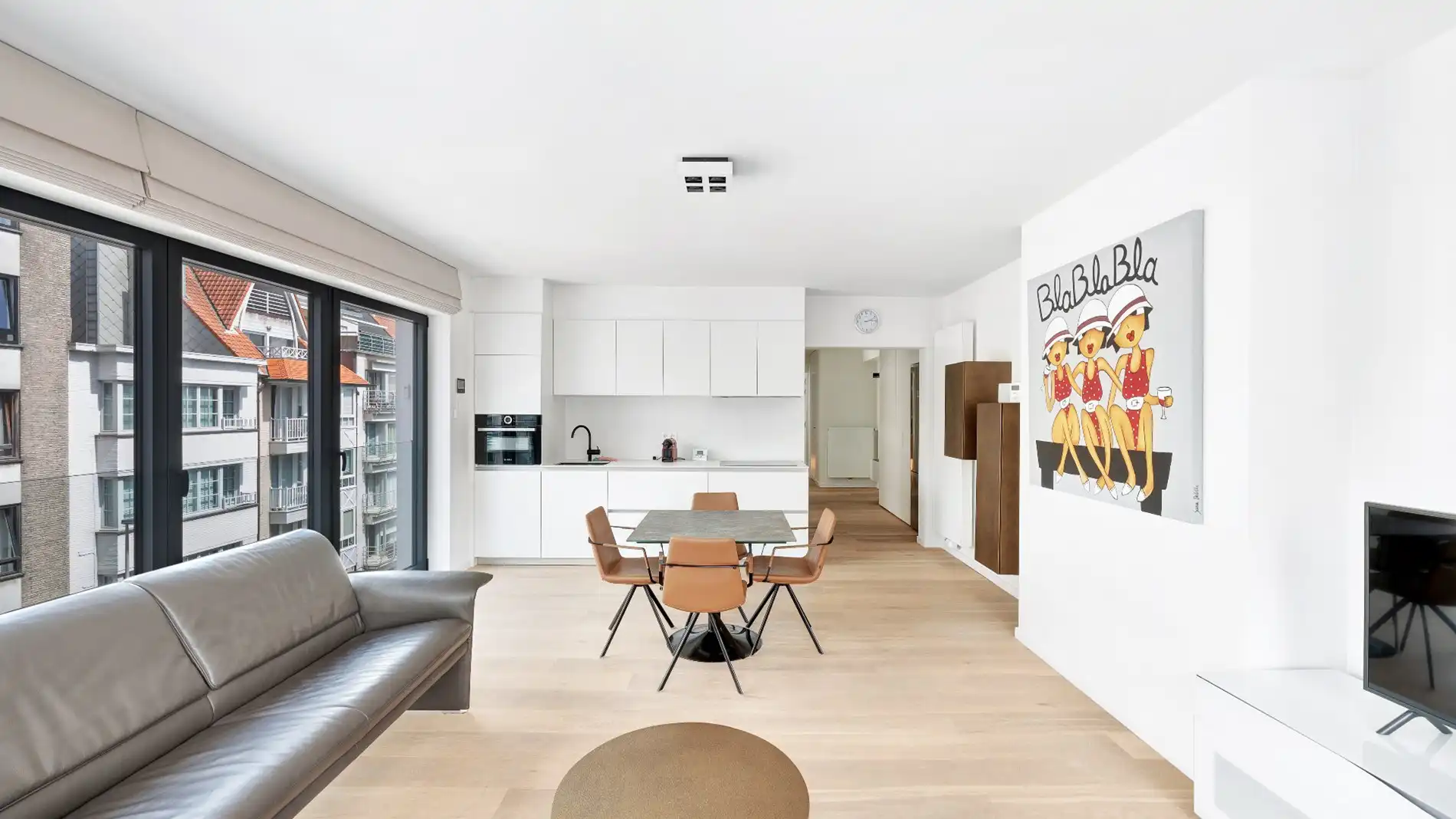 Mooi gerenoveerd, zuidwest georiënteerd HOEKappartement centraal gelegen op de Lippenslaan te Knokke. foto 4