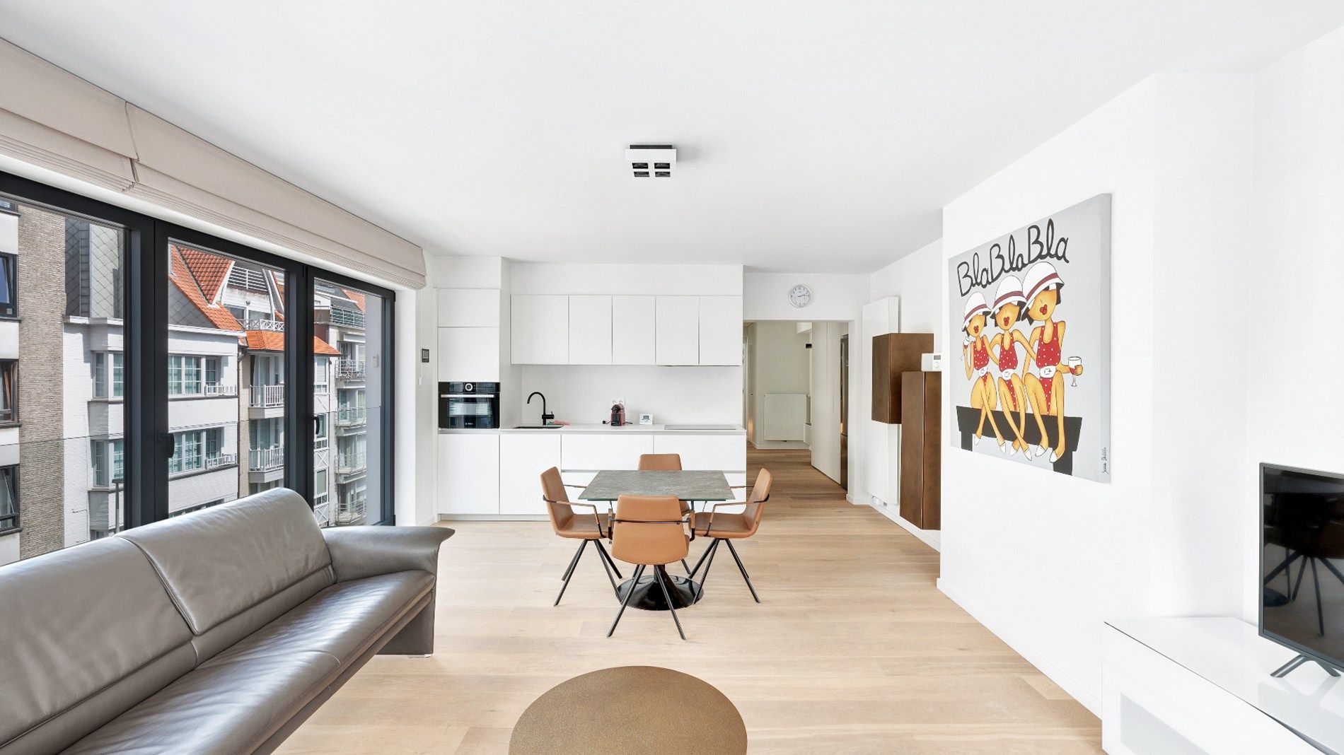 Mooi gerenoveerd, zuidwest georiënteerd HOEKappartement centraal gelegen op de Lippenslaan te Knokke. foto 4