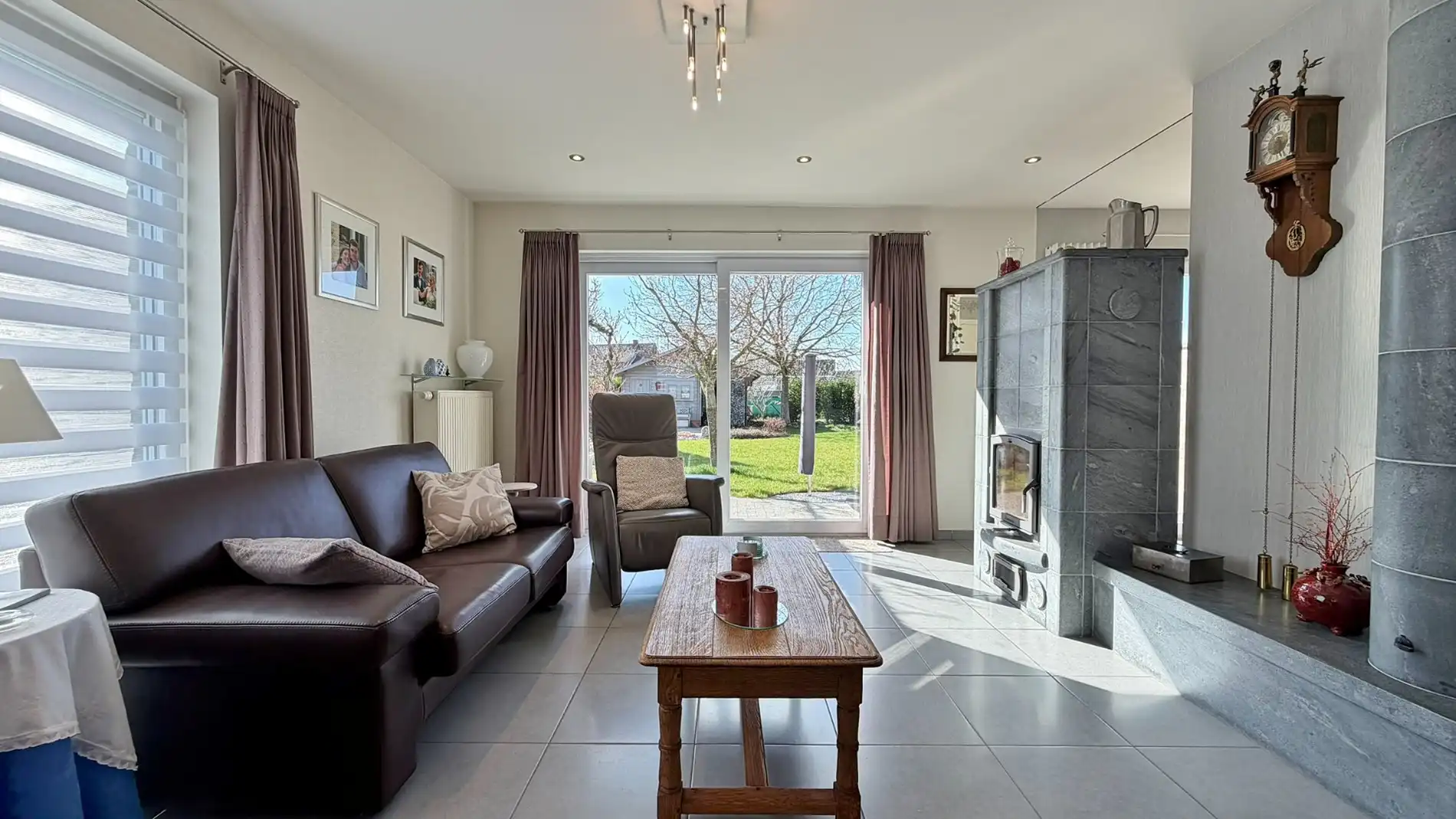 Halfopen bebouwing in rustige, kindvriendelijke straat met garage en zonnige tuin.  foto 4