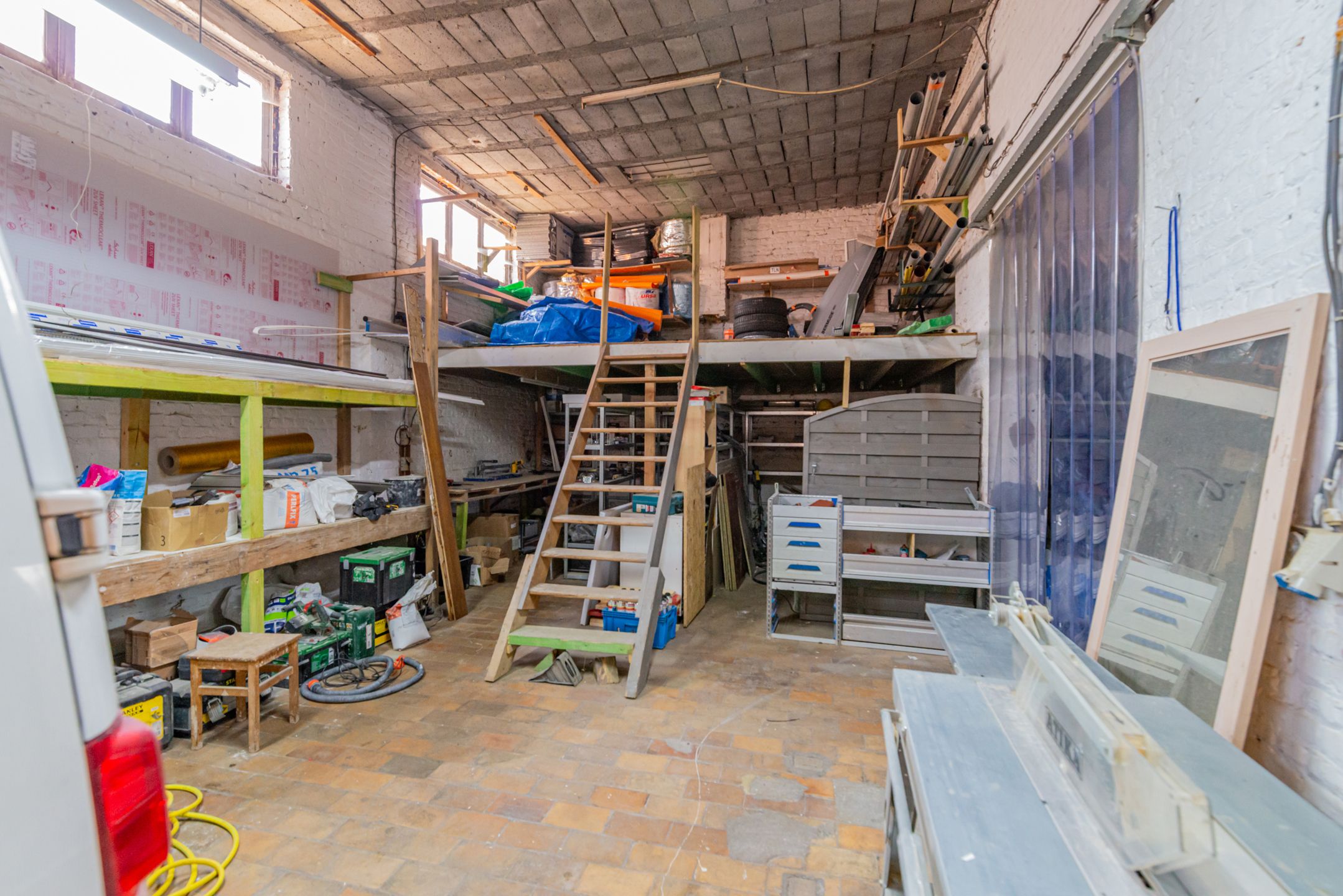 Gebouw met 3 appartementen en opslag te koop foto 28