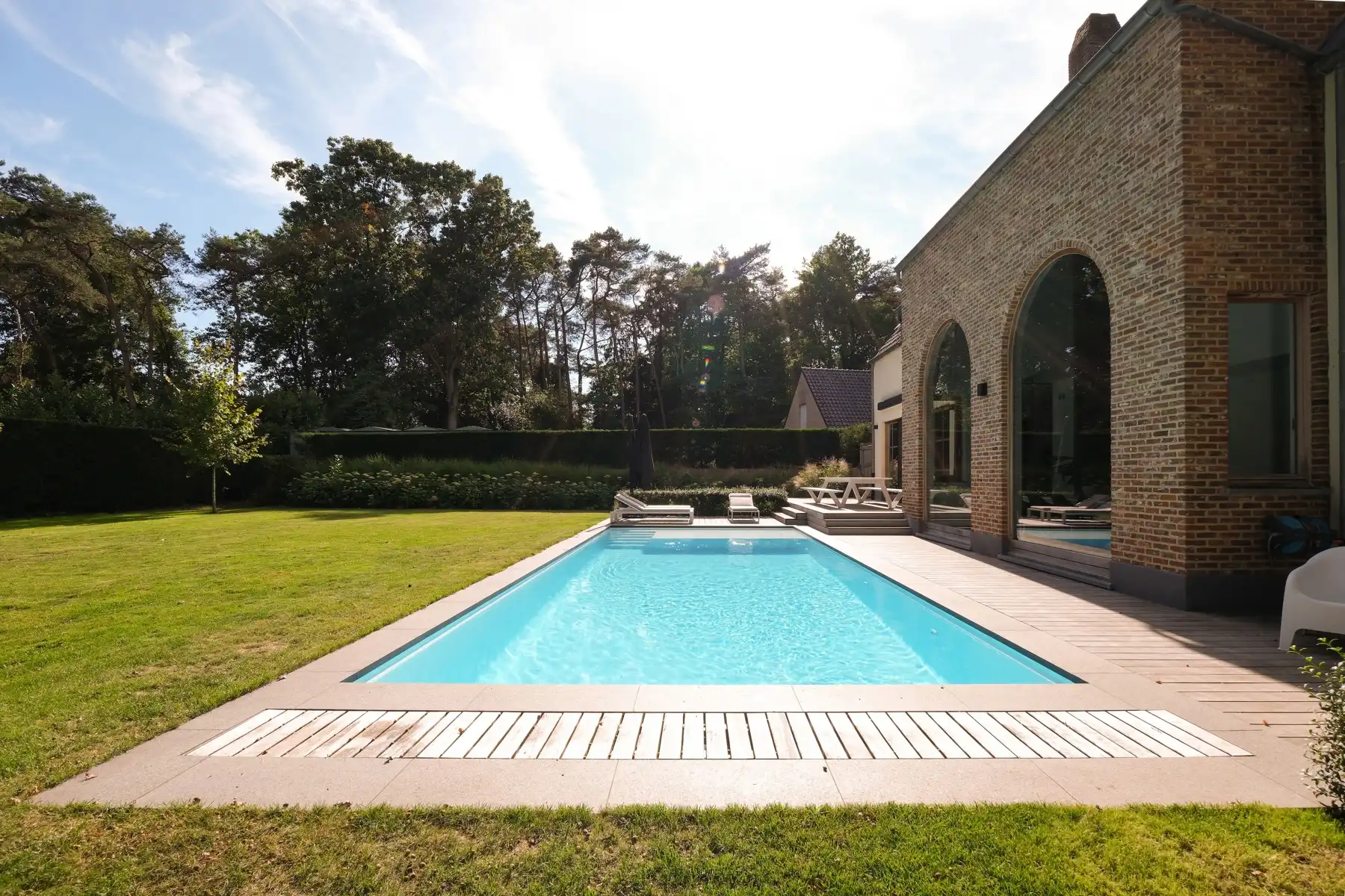 Instapklare villa met zwembad door groen omgeven foto {{pictureIndex}}