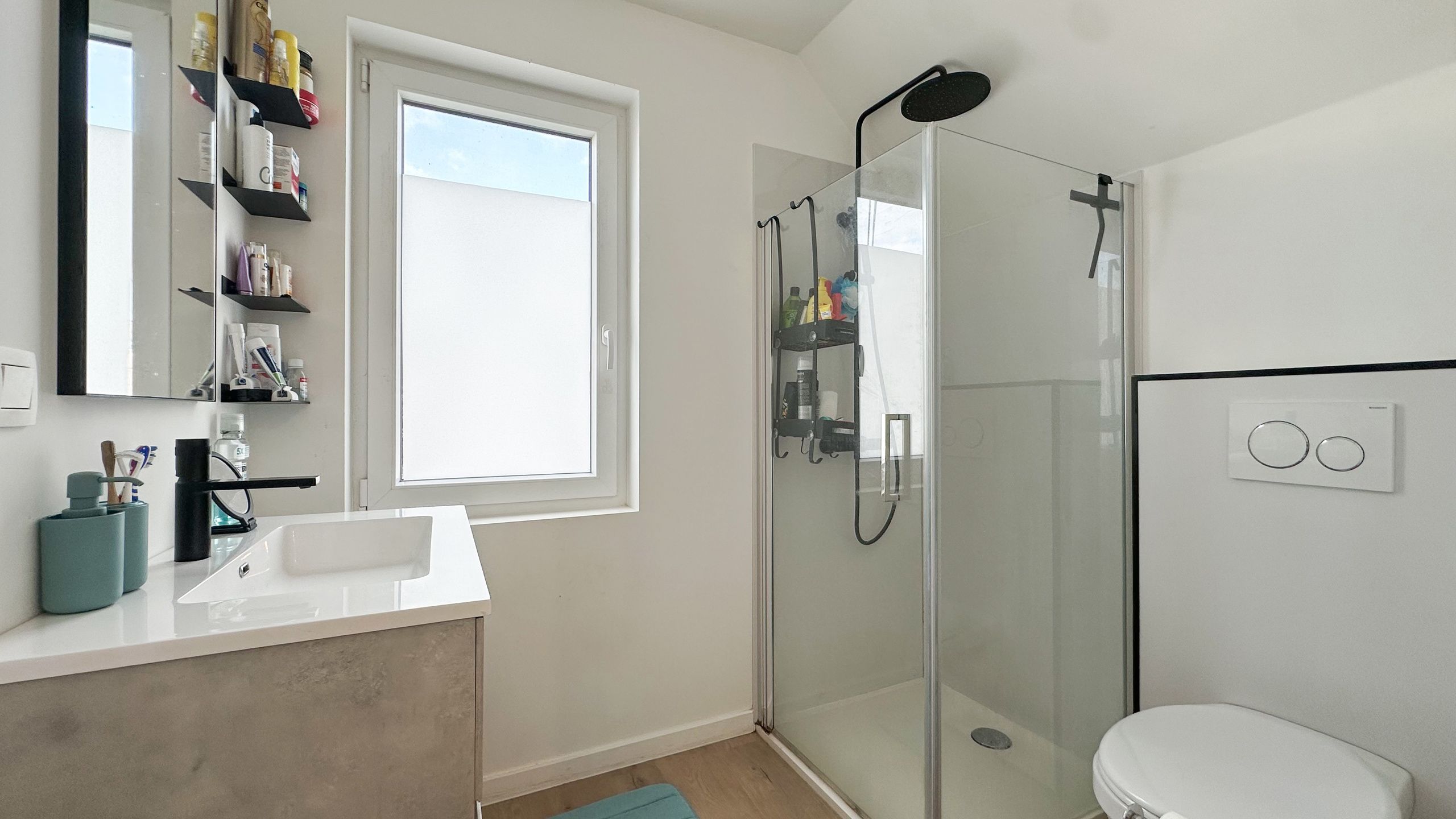 Stijlvolle instapklare woning met 3slpk en terras te Boekt! foto 7
