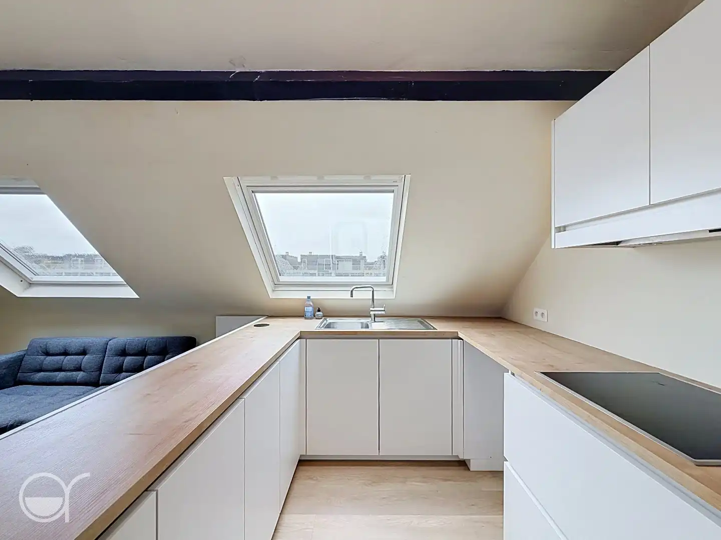 Bemeubelde studio met mezzanine aan de Visserij in Gent foto 4