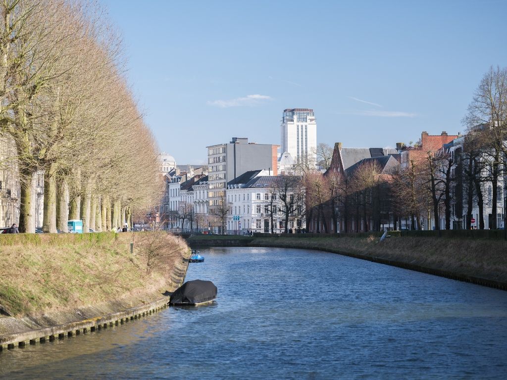 Karaktervolle herenwoning (= kantoor) met buitenruimte aan de Coupure foto 2