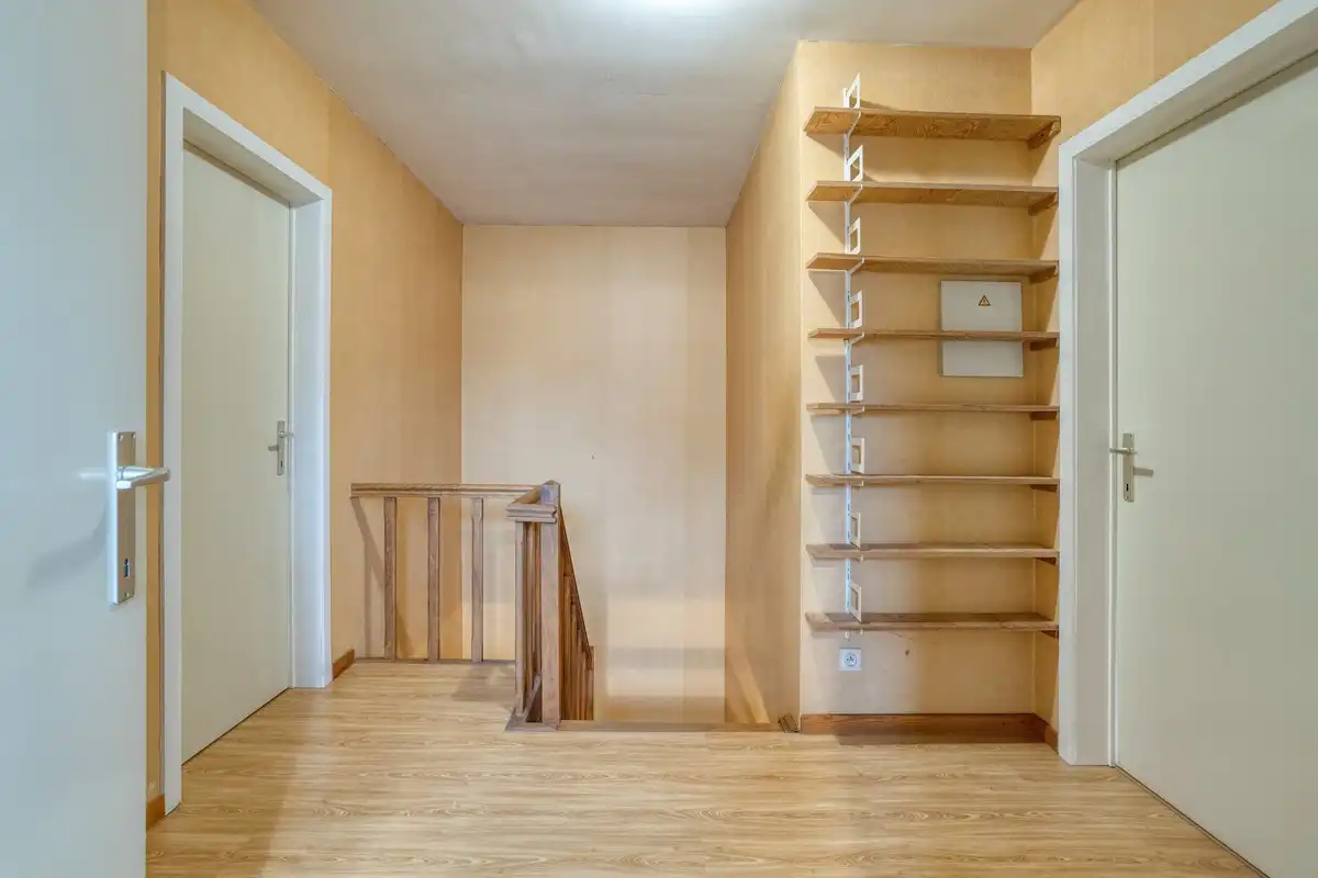Ruime halfopen woning met 4 slaapkamers, bureau en garage op een residentiële ligging in Drongen foto 7