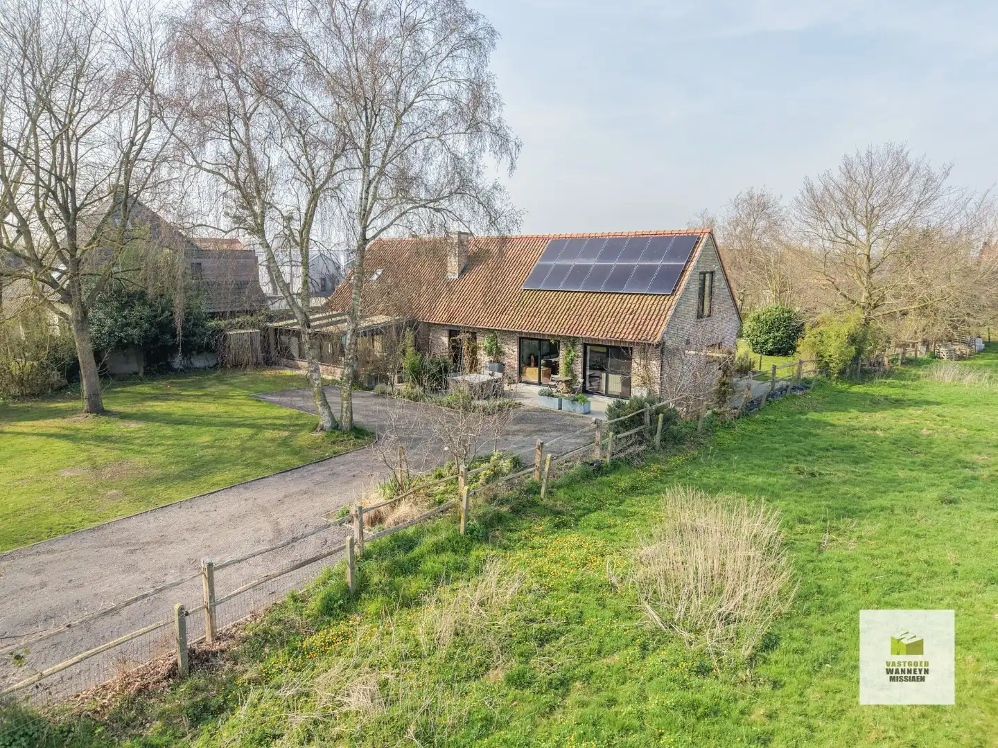 Landelijk en zeer rustig gelegen open bebouwing met 4 slaapkamers op 2.125m2 foto {{pictureIndex}}