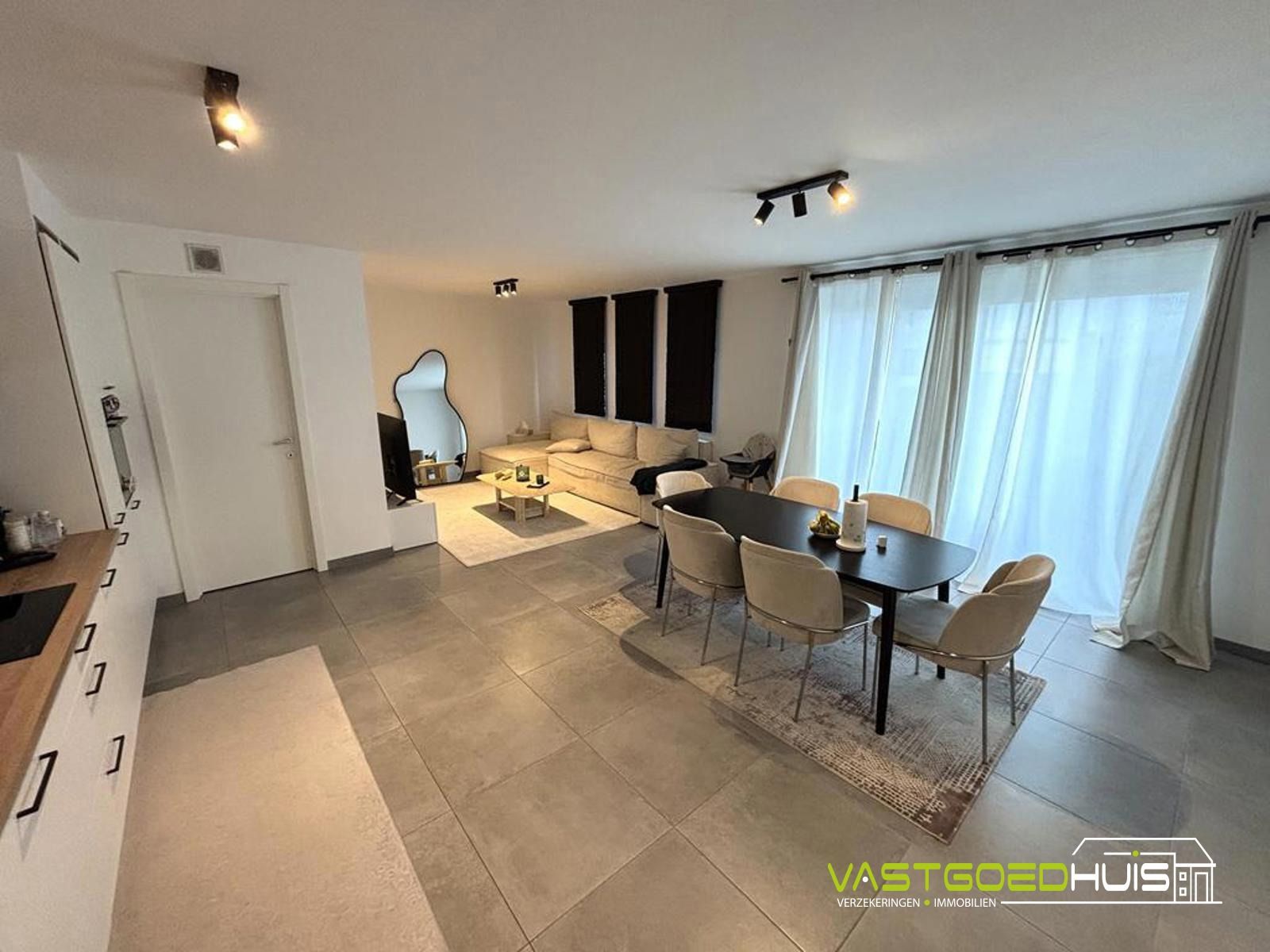 Appartement met 2 slaapkamers, terras en autostaanplaats! foto 9