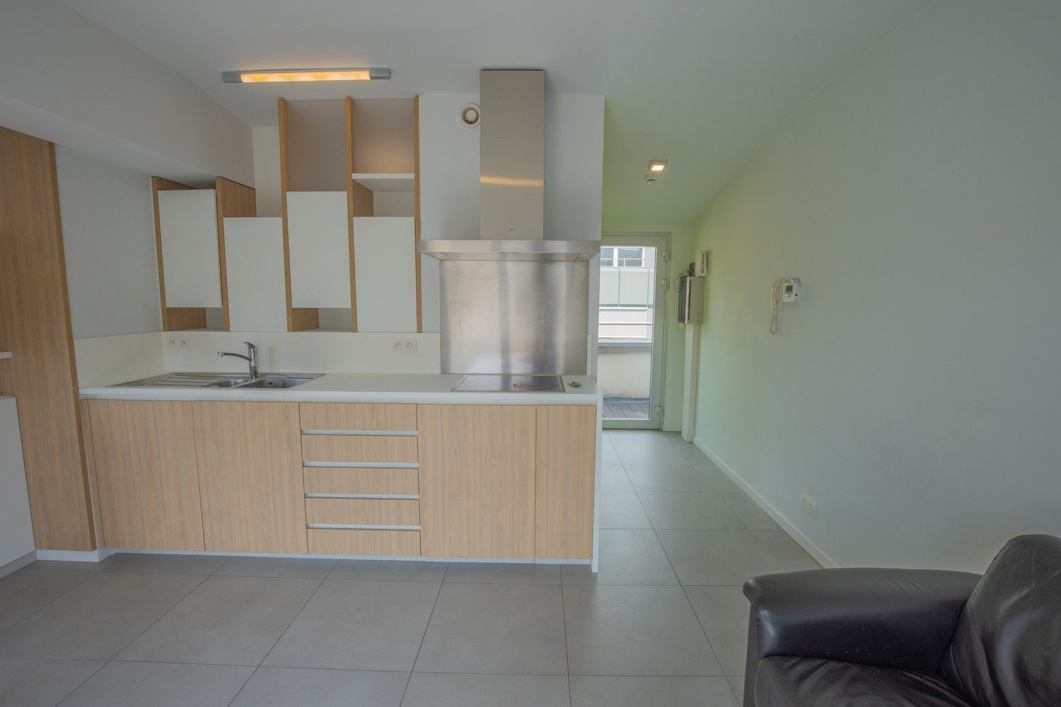 Licht en modern appartement met groot terras vlakbij station foto 4