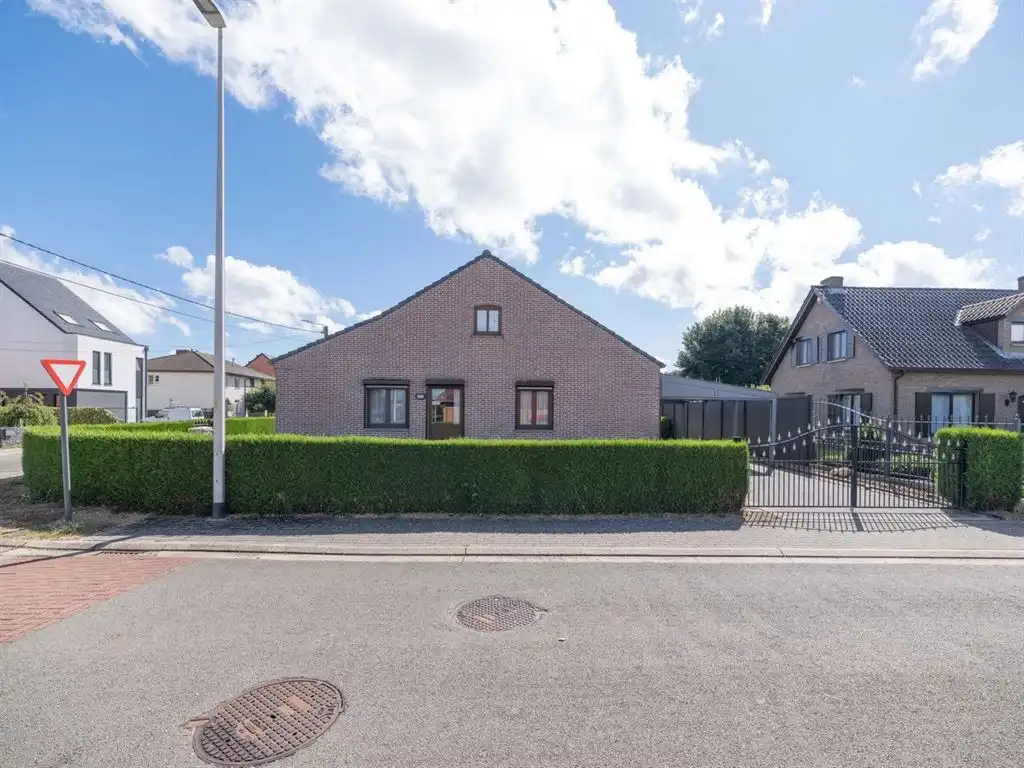 Zeer goed onderhouden vrijstaande woning met veranda en carport foto 3