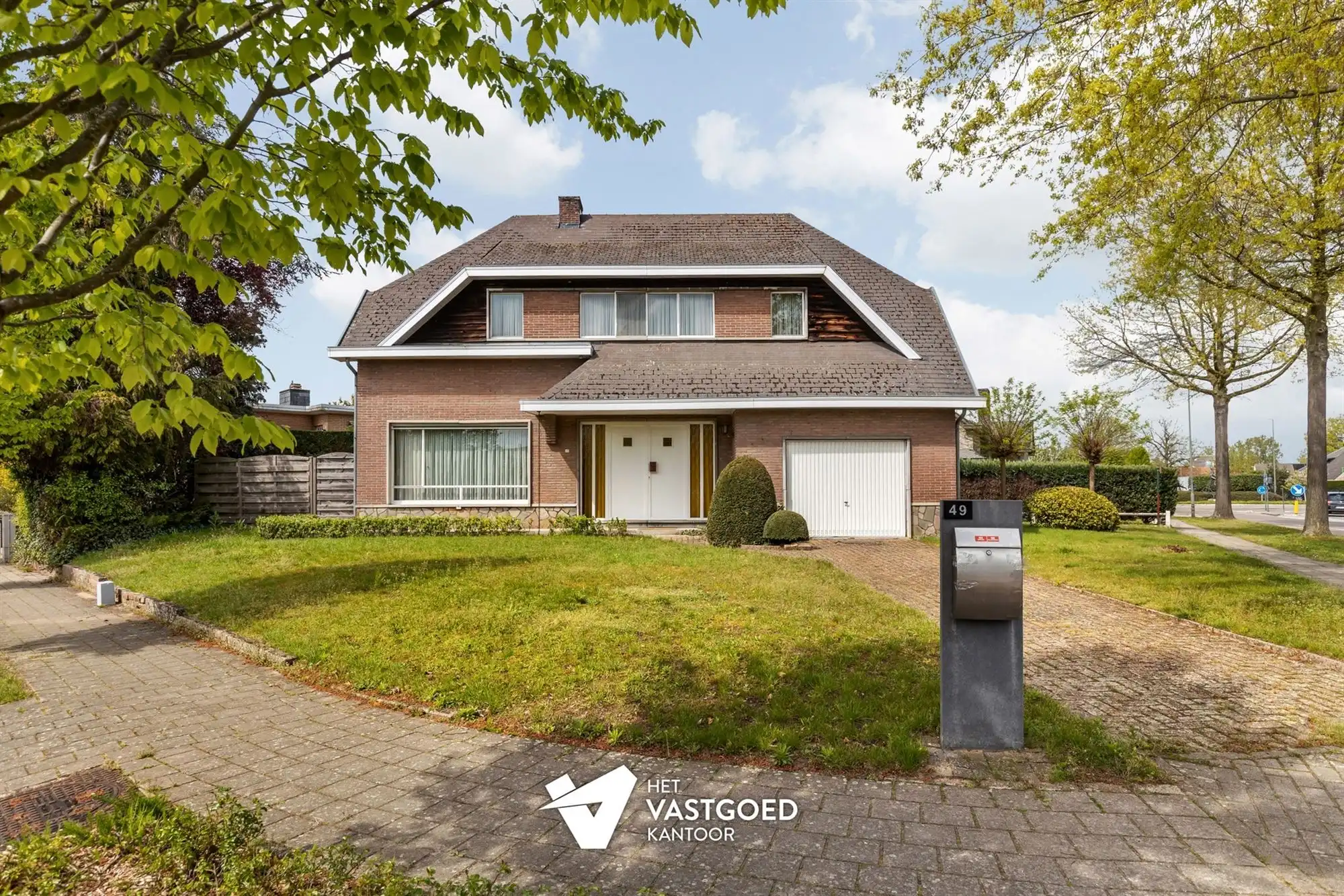 Hoofdfoto van de publicatie: STATIGE WONING MET RENOVATIEMOGELIJKHEDEN MET 4 SLAAPKAMERS EN KNUSSE TUIN TE TESSENDERLO CENTRUM