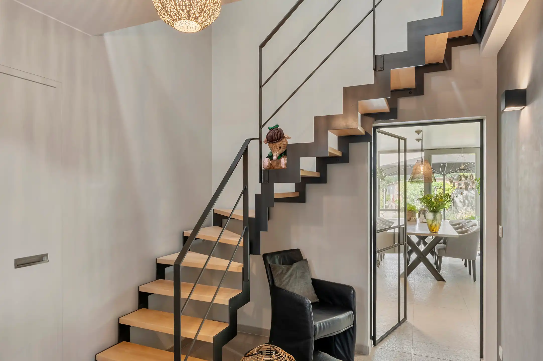 Volledig gerenoveerde woning met 5 slaapkamers, zwembad en prachtig aangelegde tuin op 1.643 m². foto 13
