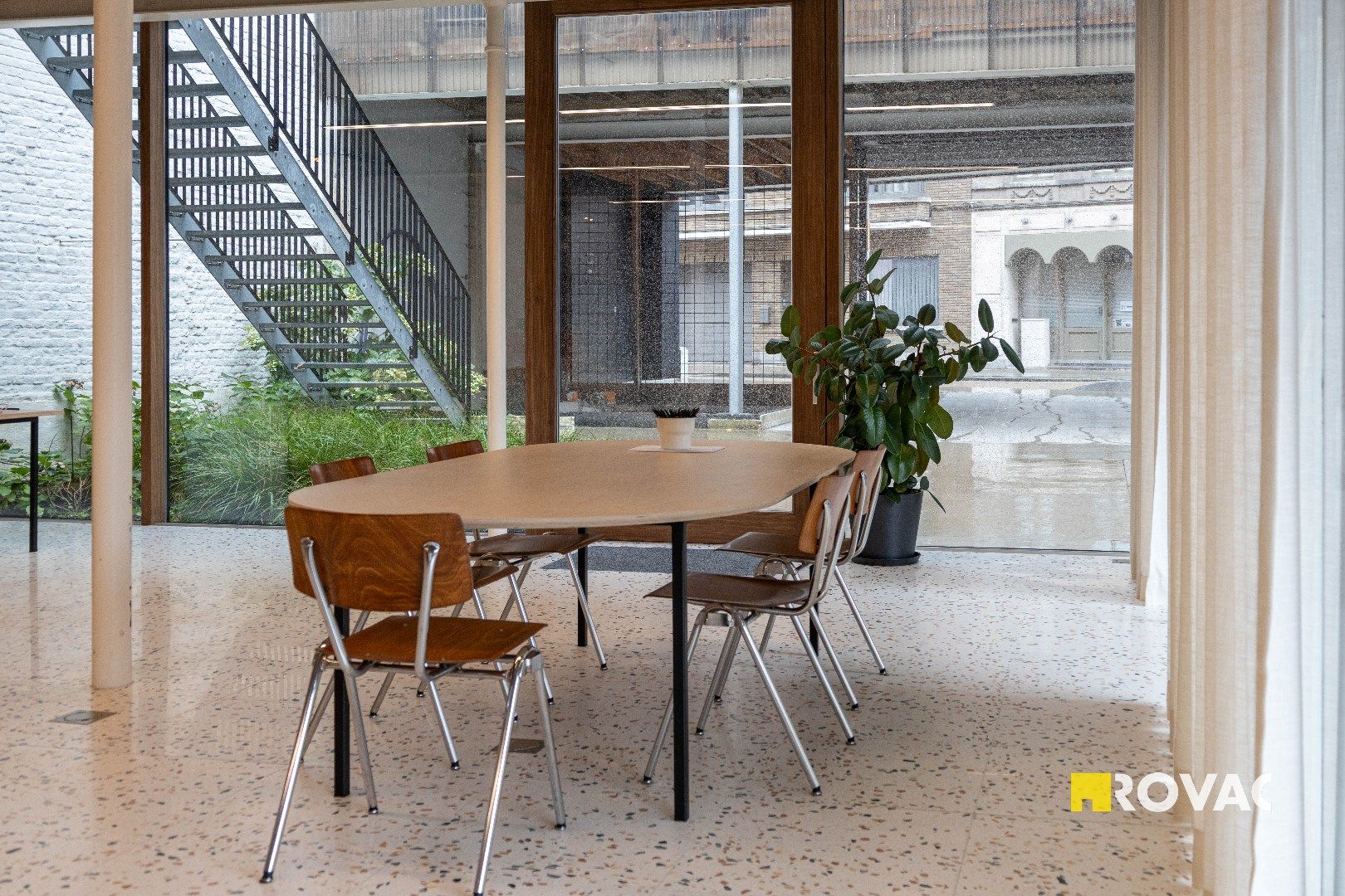 Stijlvolle en instapklare kantoorruimtes met binnentuin in centrum Izegem foto 4