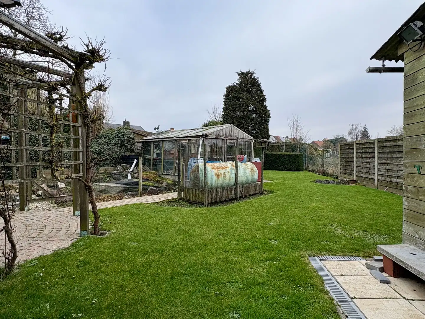 Gelijkvloerse woning op 628 m², 3 slaapkamers, mooi aangelegde tuin en garage. foto 18