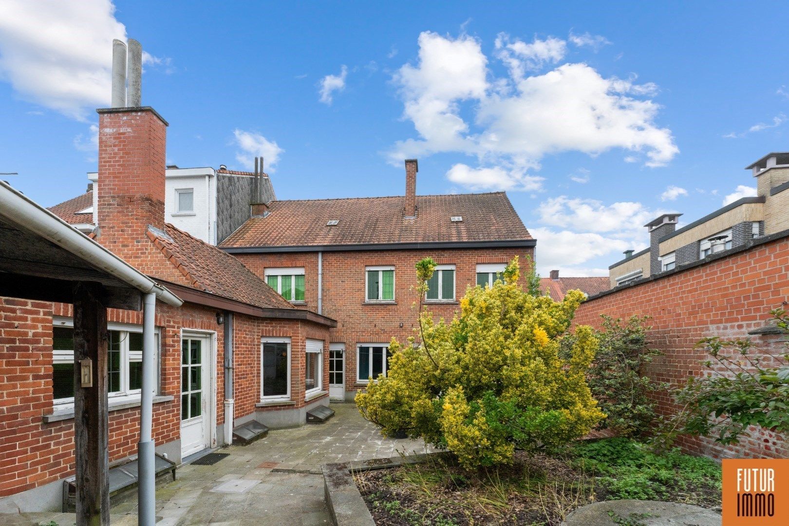 Te renoveren woning met achterliggende grond foto 3