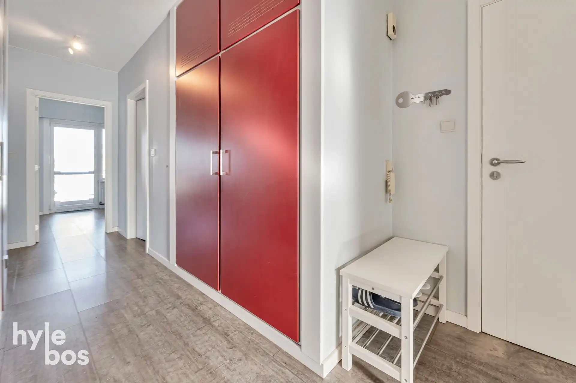 Ruim lichtrijk hoekappartement met garage foto 12