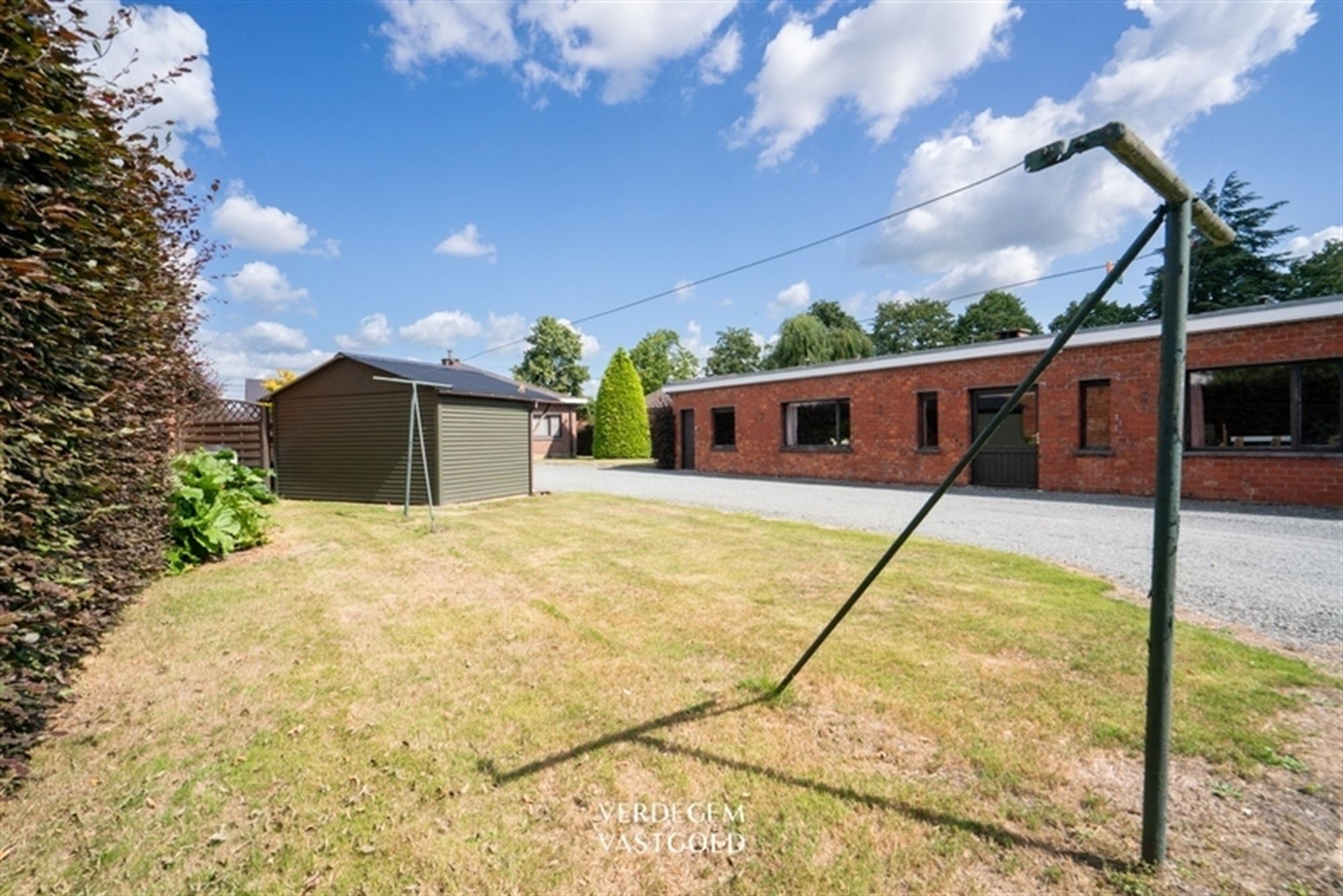 Te renoveren bungalow met magazijn op terrein van 1.826m² foto 16