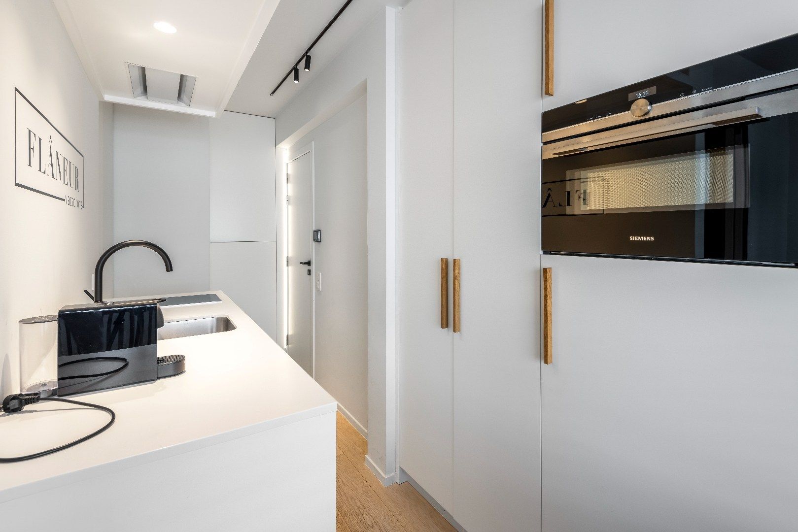 Instapklare studio centraal gelegen op wandelafstand van de Lippenslaan en de Dumortierlaan. foto 4